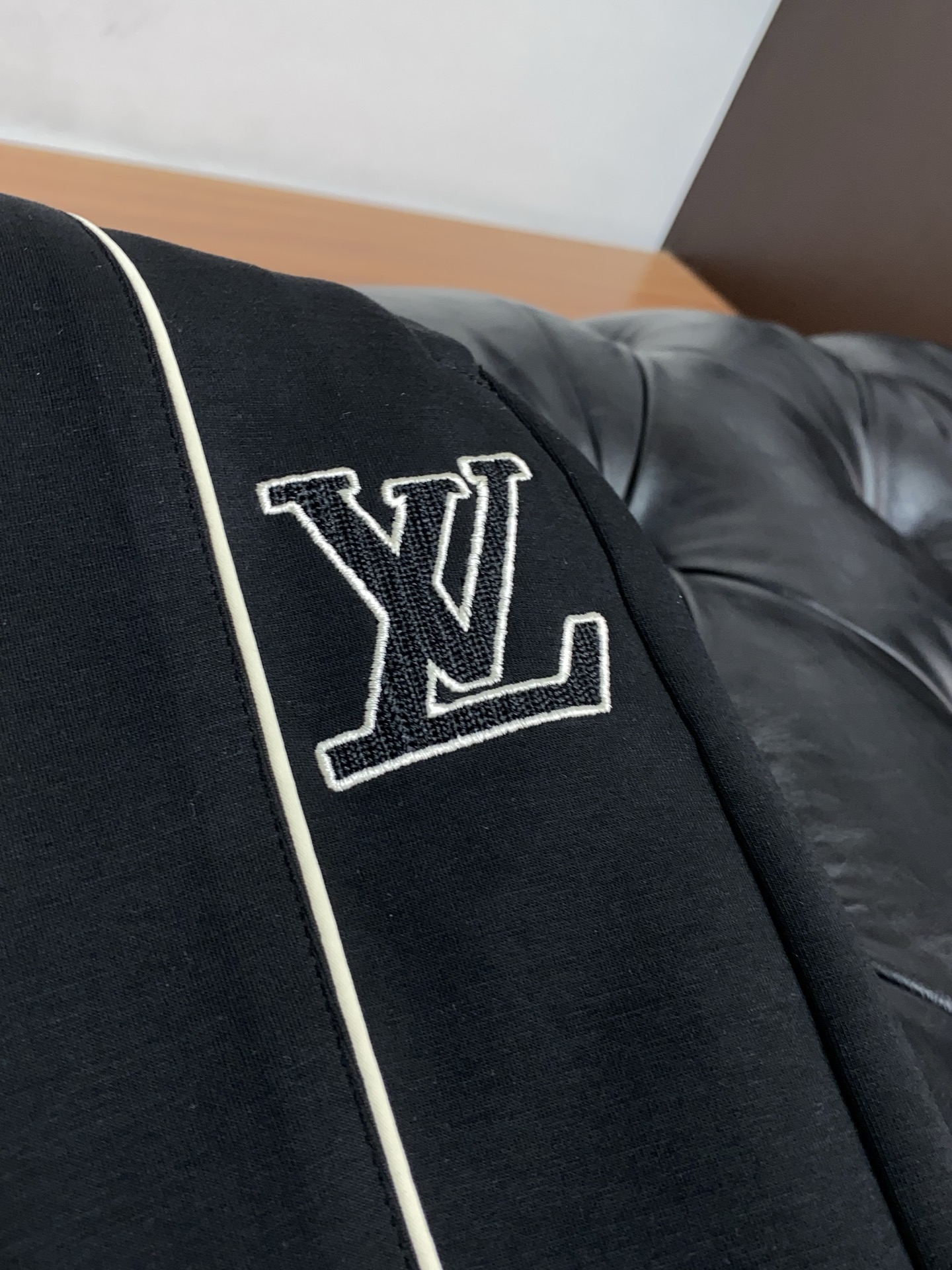 。🩵 1v路易威登 专柜新品同步上市。原单订制高品质时尚休闲裤。超级百搭款。独家定制面料，手感细腻柔软，