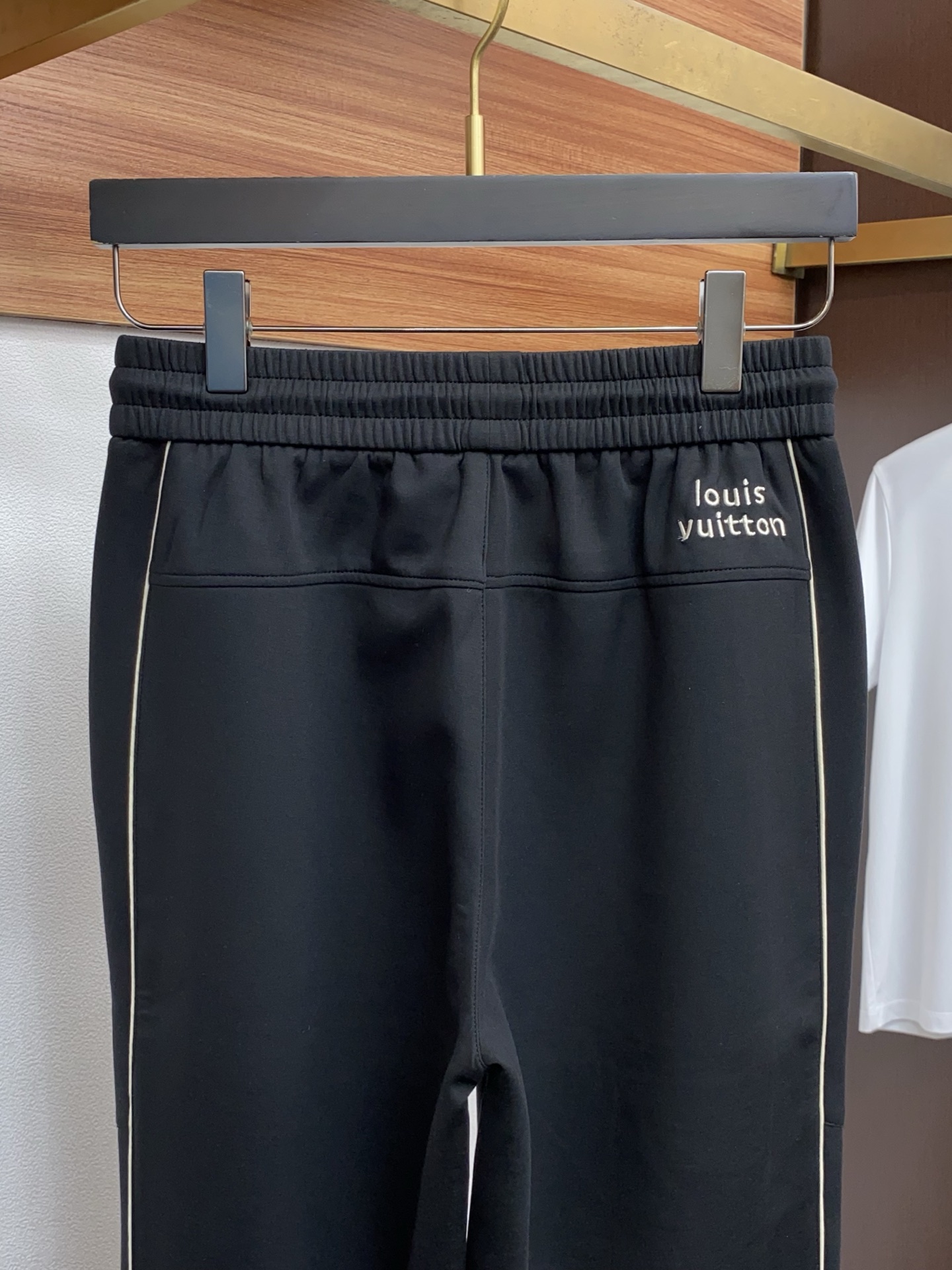 。🩵 1v路易威登 专柜新品同步上市。原单订制高品质时尚休闲裤。超级百搭款。独家定制面料，手感细腻柔软，