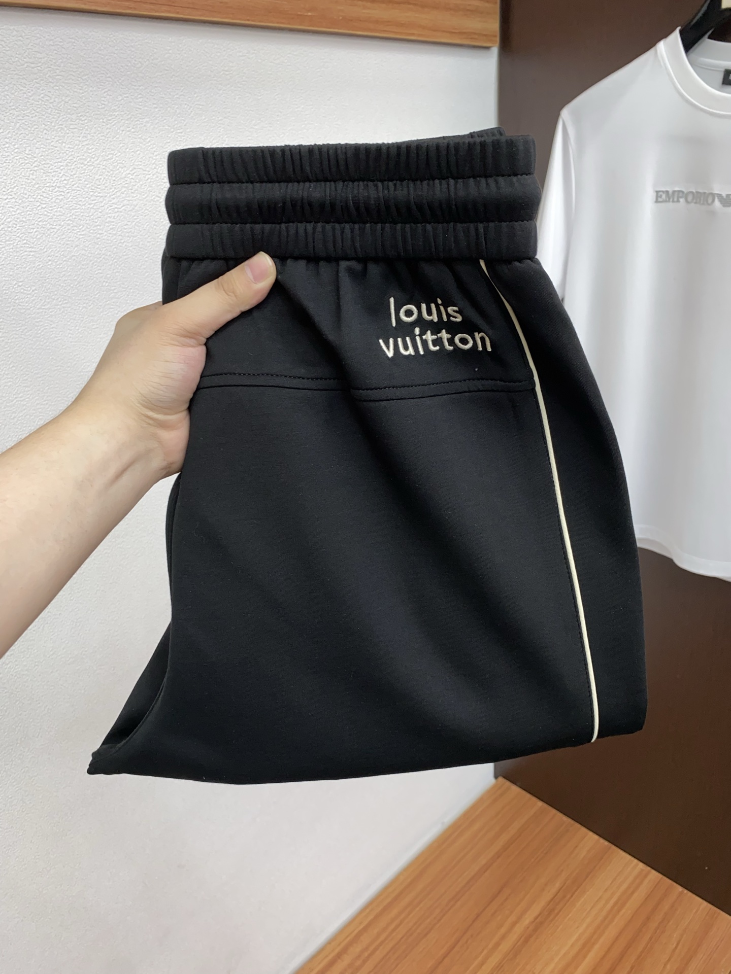 。🩵 1v路易威登 专柜新品同步上市。原单订制高品质时尚休闲裤。超级百搭款。独家定制面料，手感细腻柔软，