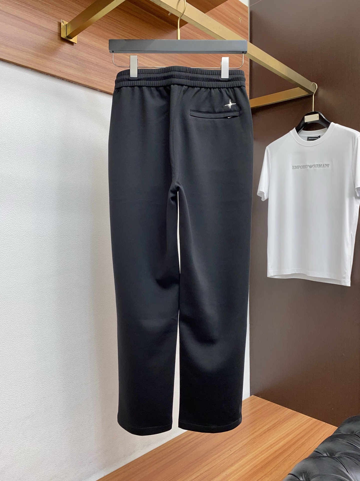 。🩵迪奥 专柜新品同步上市。原单订制高品质时尚休闲裤。超级百搭款。独家定制面料，手感细腻柔软，贴身舒适，