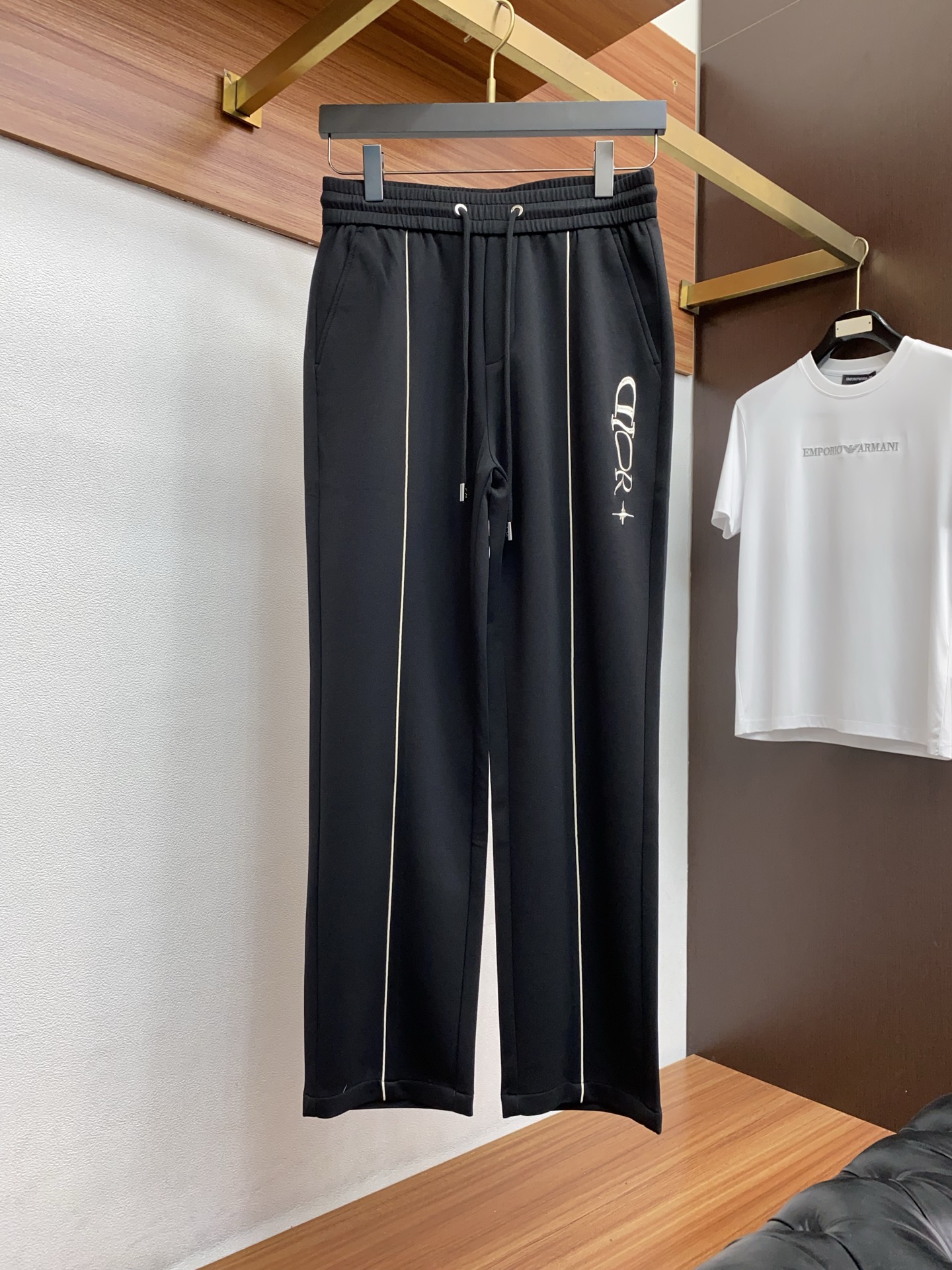 。🩵迪奥 专柜新品同步上市。原单订制高品质时尚休闲裤。超级百搭款。独家定制面料，手感细腻柔软，贴身舒适，