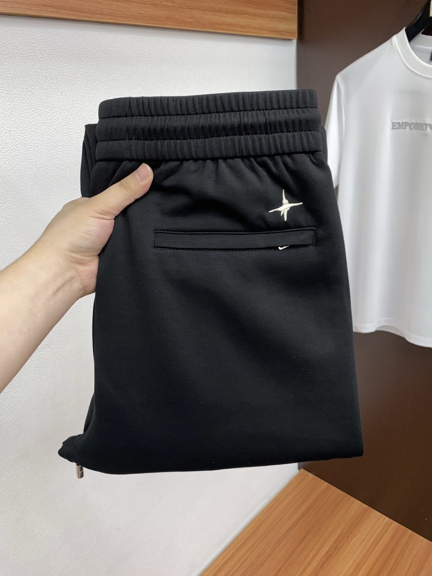 。🩵迪奥 专柜新品同步上市。原单订制高品质时尚休闲裤。超级百搭款。独家定制面料，手感细腻柔软，贴身舒适，