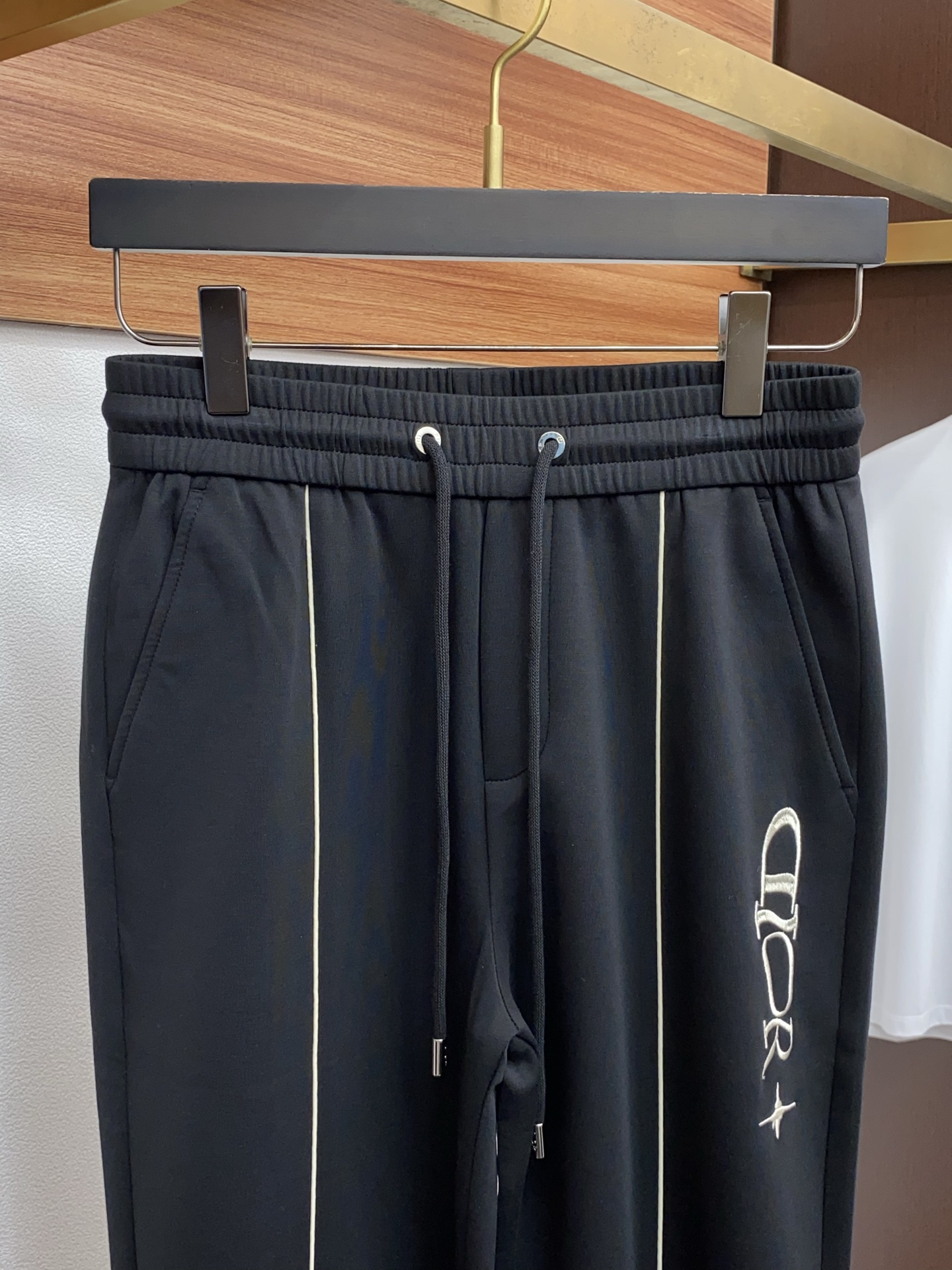 。🩵迪奥 专柜新品同步上市。原单订制高品质时尚休闲裤。超级百搭款。独家定制面料，手感细腻柔软，贴身舒适，