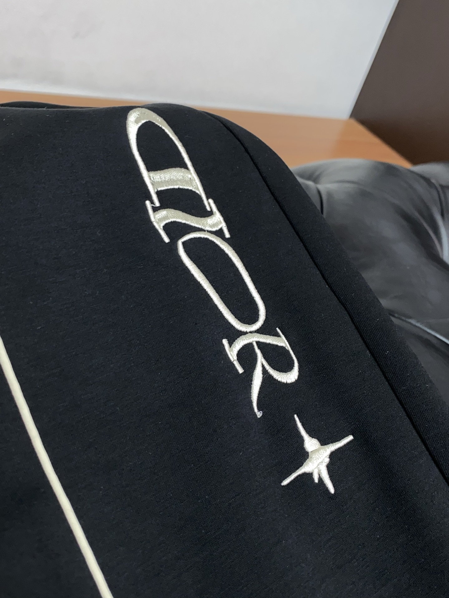 。🩵迪奥 专柜新品同步上市。原单订制高品质时尚休闲裤。超级百搭款。独家定制面料，手感细腻柔软，贴身舒适，