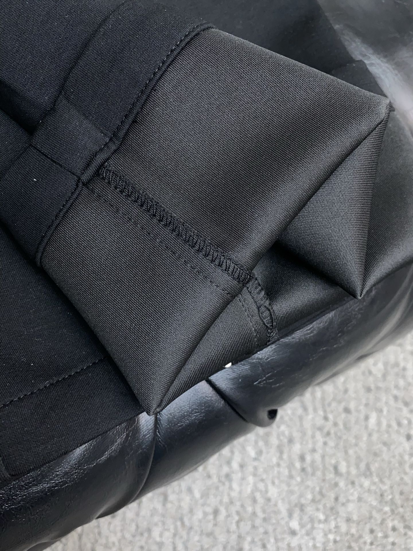 。🩵迪奥 专柜新品同步上市。原单订制高品质时尚休闲裤。超级百搭款。独家定制面料，手感细腻柔软，贴身舒适，