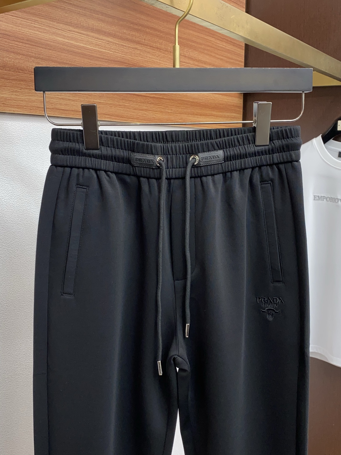 。🩵 普拉达 专柜新品同步上市。原单订制高品质时尚休闲裤。超级百搭款。独家定制面料，手感细腻柔软，贴身舒
