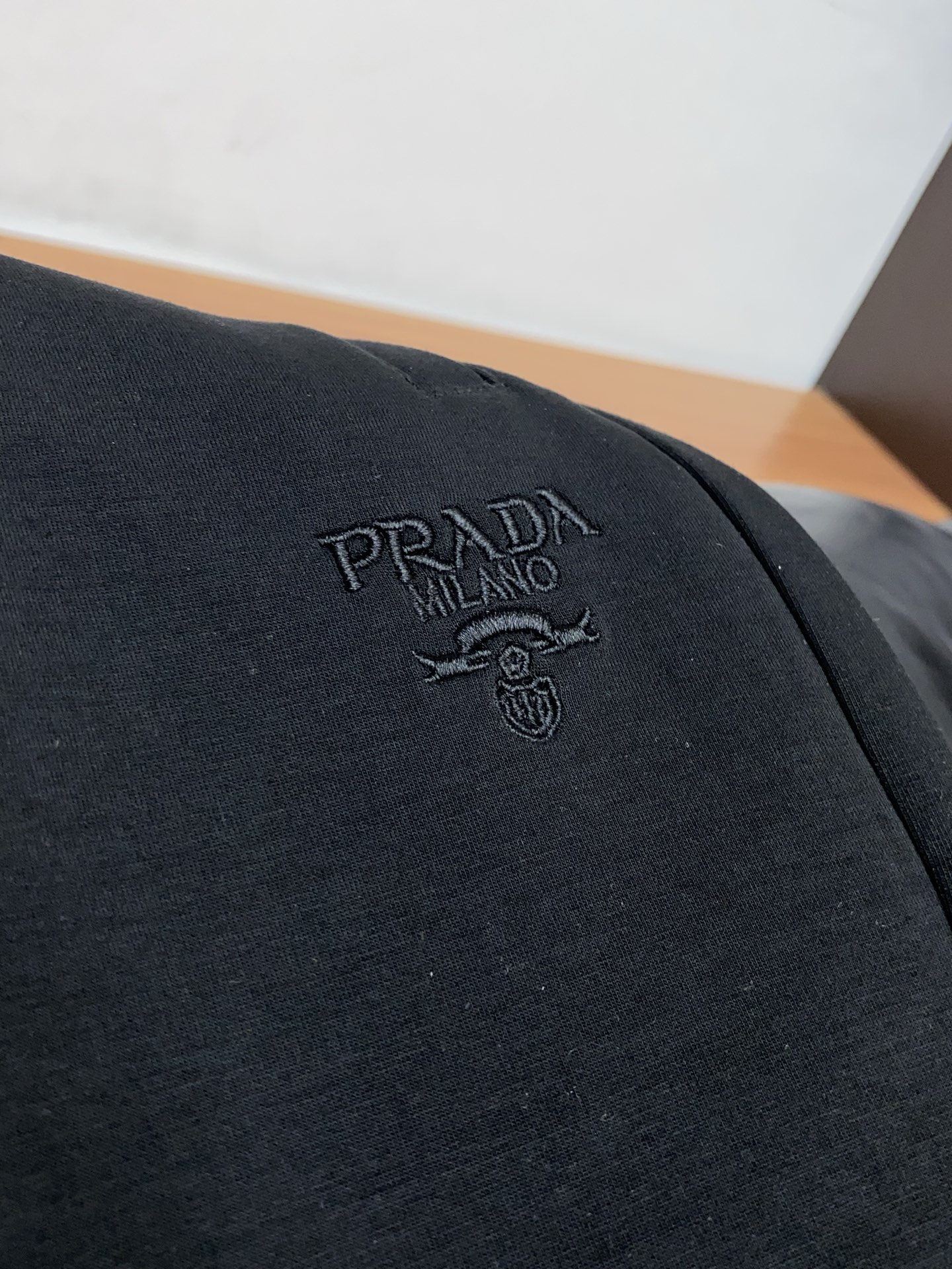 。🩵 普拉达 专柜新品同步上市。原单订制高品质时尚休闲裤。超级百搭款。独家定制面料，手感细腻柔软，贴身舒