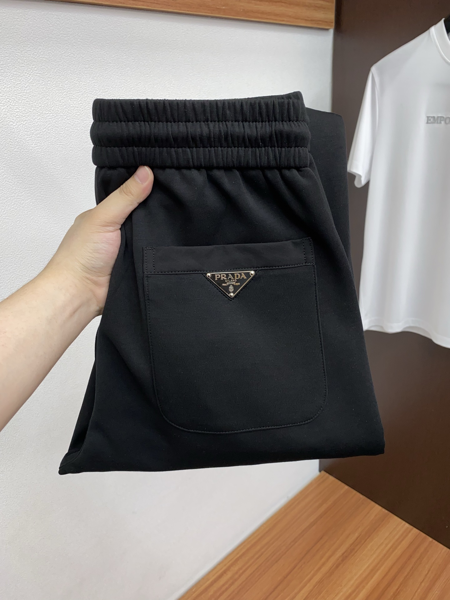 。🩵 普拉达 专柜新品同步上市。原单订制高品质时尚休闲裤。超级百搭款。独家定制面料，手感细腻柔软，贴身舒