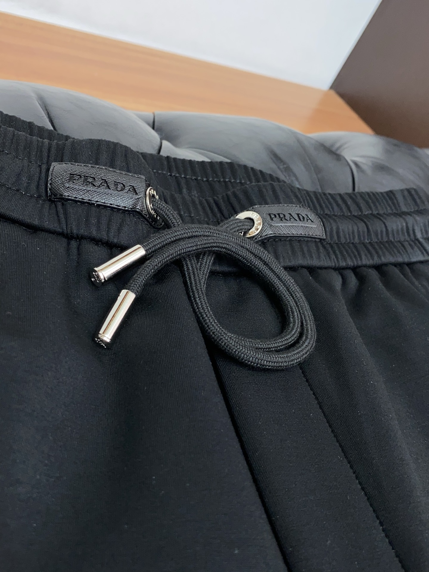 。🩵 普拉达 专柜新品同步上市。原单订制高品质时尚休闲裤。超级百搭款。独家定制面料，手感细腻柔软，贴身舒