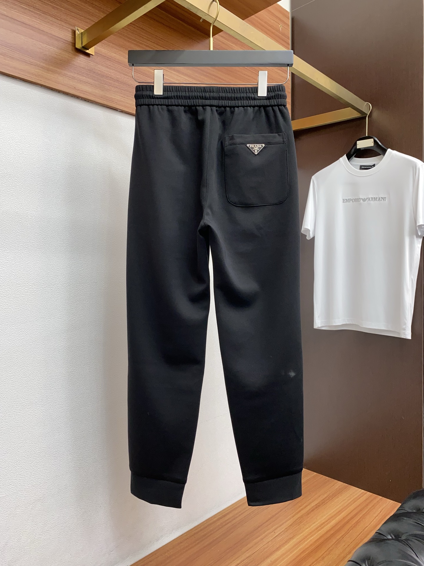 。🩵 普拉达 专柜新品同步上市。原单订制高品质时尚休闲裤。超级百搭款。独家定制面料，手感细腻柔软，贴身舒