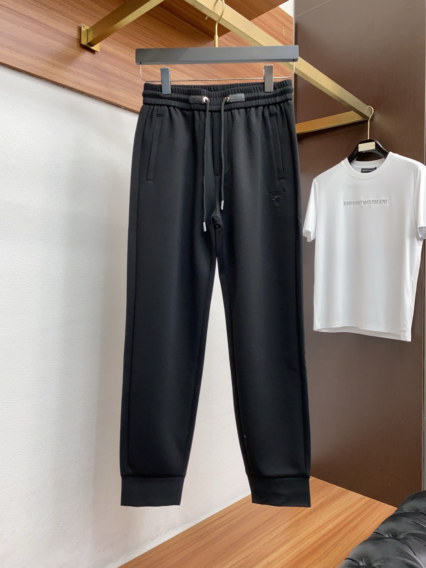 。🩵 普拉达 专柜新品同步上市。原单订制高品质时尚休闲裤。超级百搭款。独家定制面料，手感细腻柔软，贴身舒