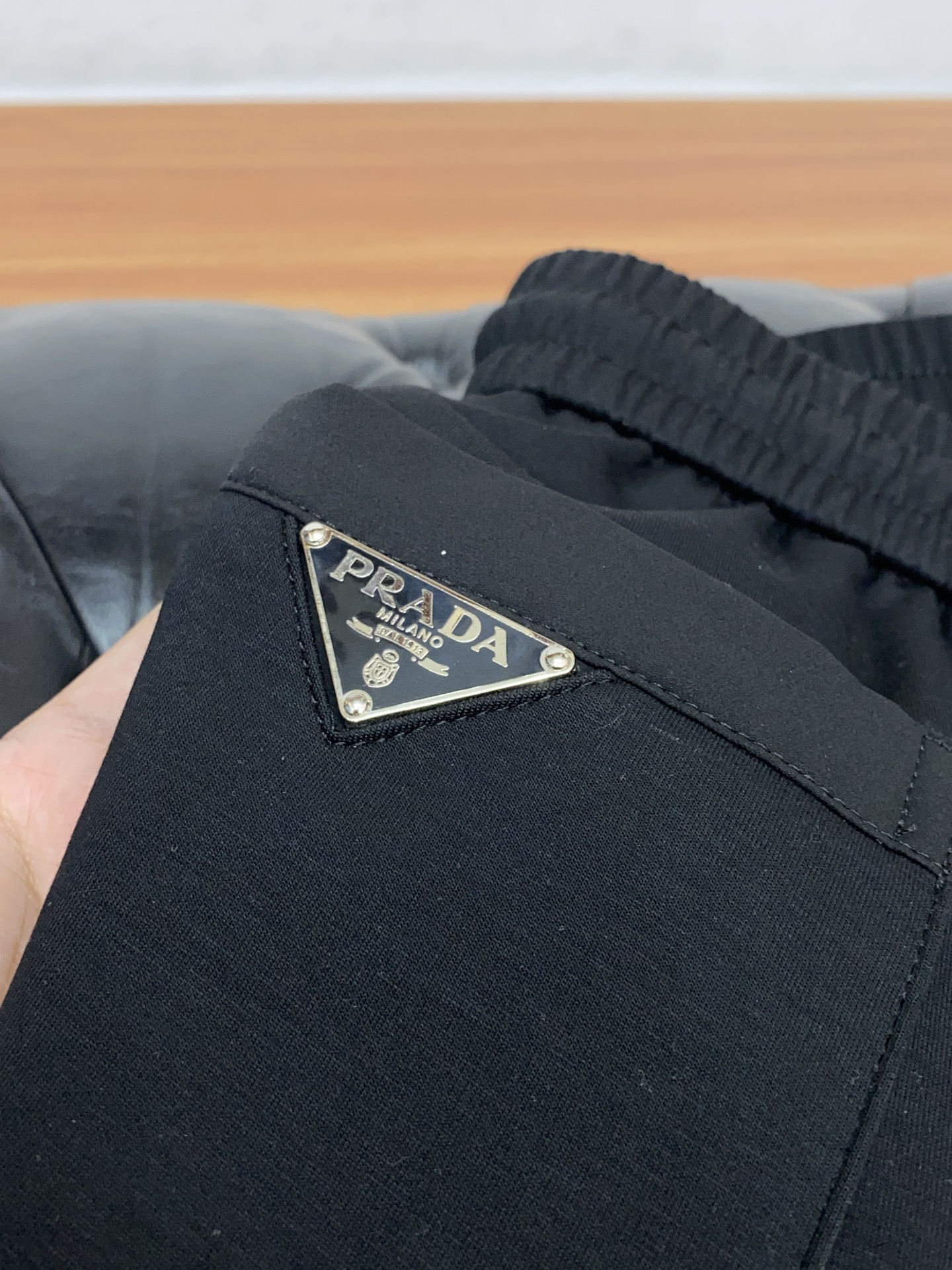 。🩵 普拉达 专柜新品同步上市。原单订制高品质时尚休闲裤。超级百搭款。独家定制面料，手感细腻柔软，贴身舒