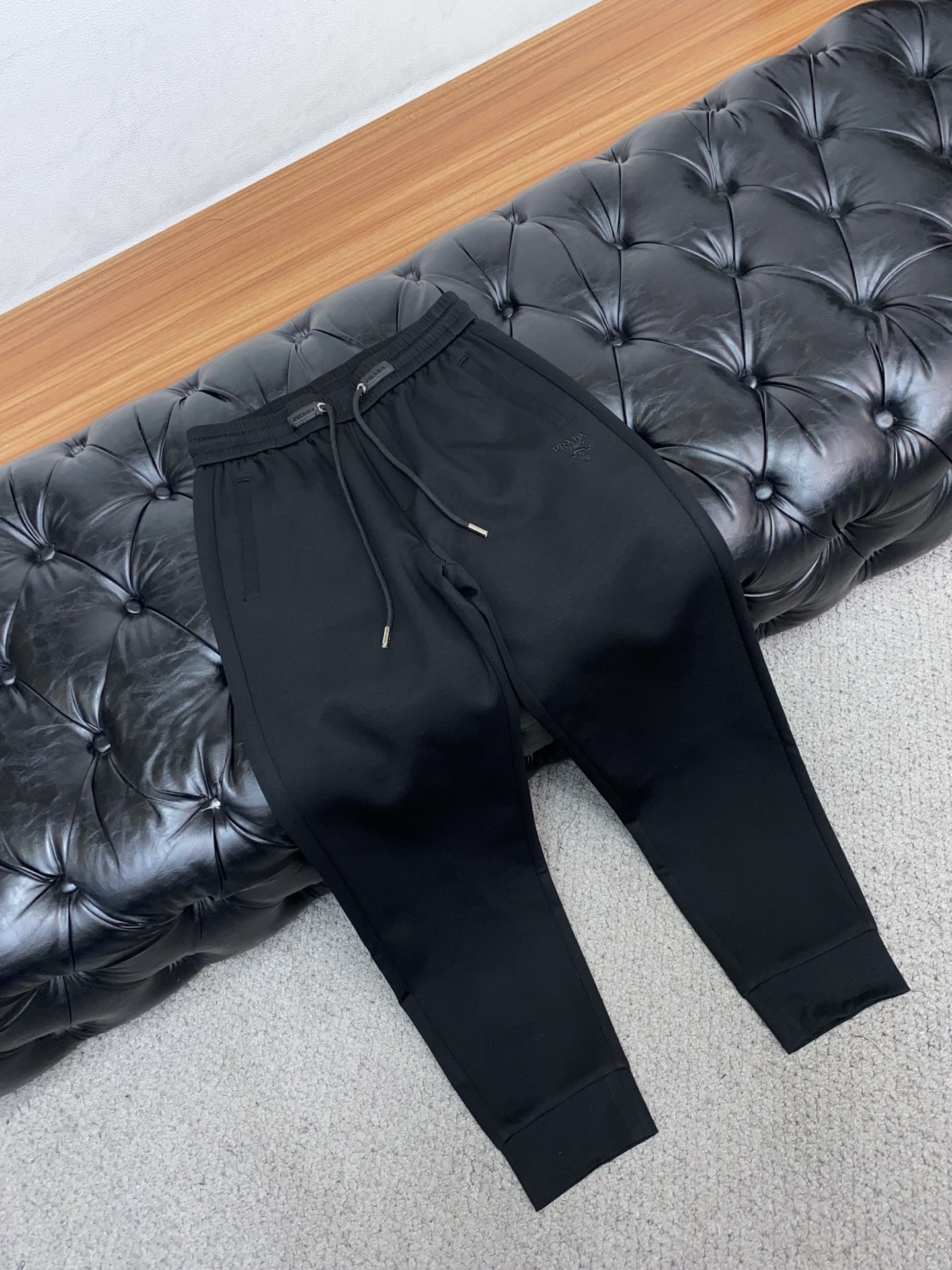 。🩵 普拉达 专柜新品同步上市。原单订制高品质时尚休闲裤。超级百搭款。独家定制面料，手感细腻柔软，贴身舒