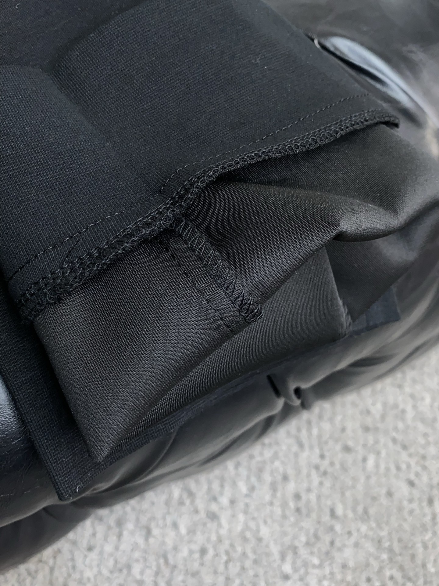 。🩵 普拉达 专柜新品同步上市。原单订制高品质时尚休闲裤。超级百搭款。独家定制面料，手感细腻柔软，贴身舒