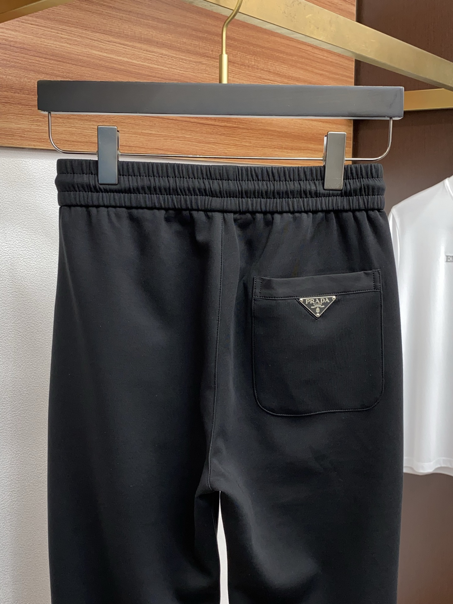 。🩵 普拉达 专柜新品同步上市。原单订制高品质时尚休闲裤。超级百搭款。独家定制面料，手感细腻柔软，贴身舒