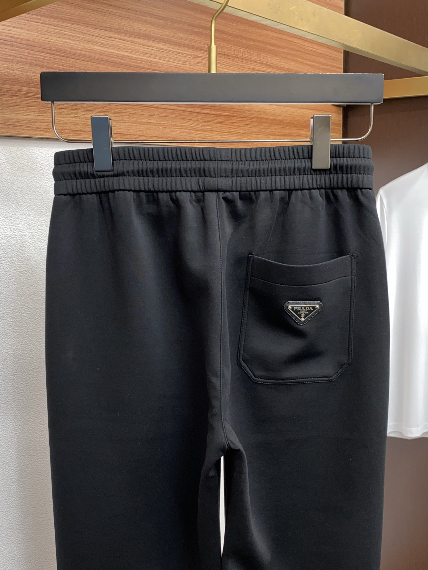 。🩵 普拉达 专柜新品同步上市。原单订制高品质时尚休闲裤。超级百搭款。独家定制面料，手感细腻柔软，贴身舒