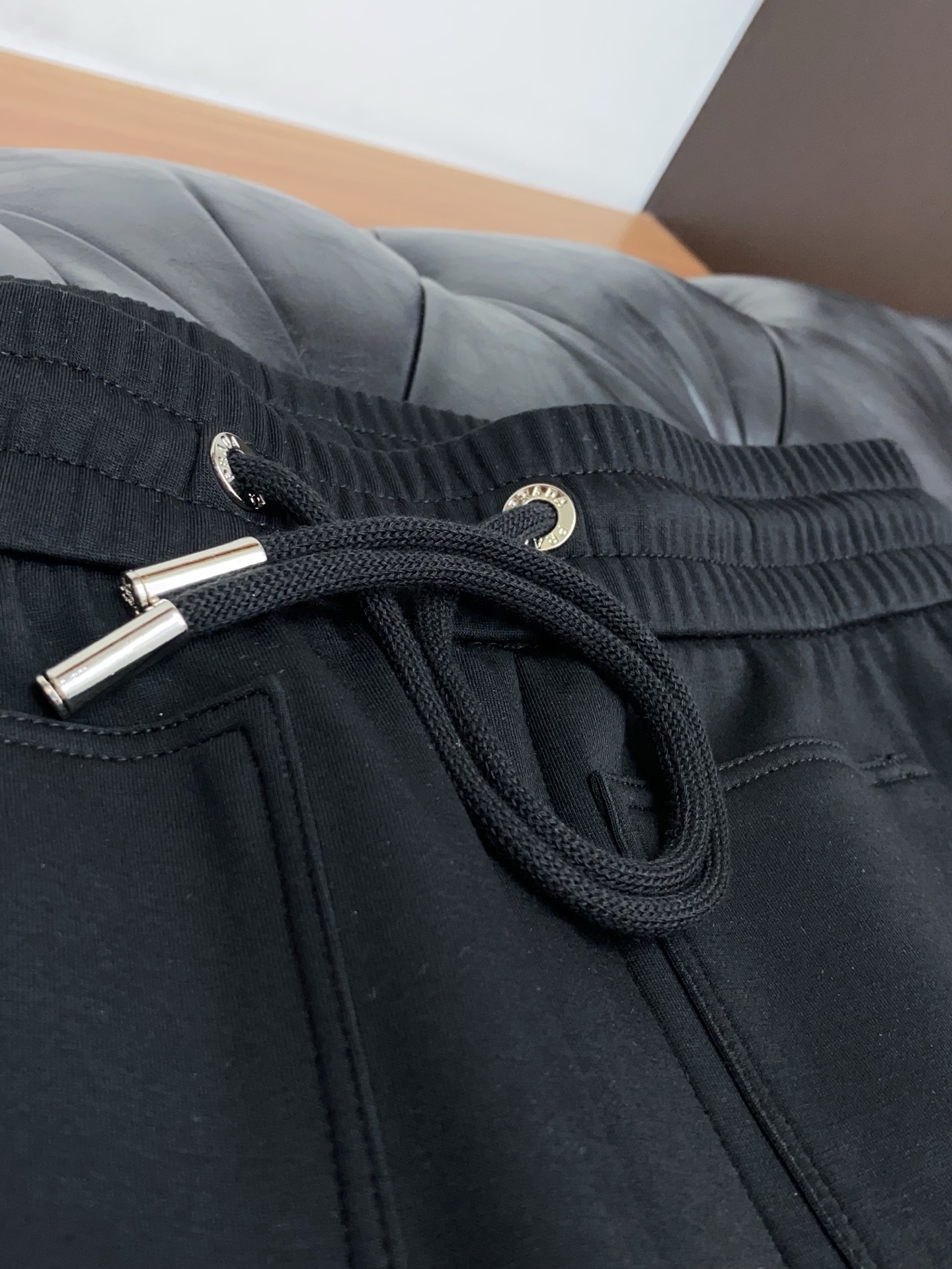 。🩵 普拉达 专柜新品同步上市。原单订制高品质时尚休闲裤。超级百搭款。独家定制面料，手感细腻柔软，贴身舒