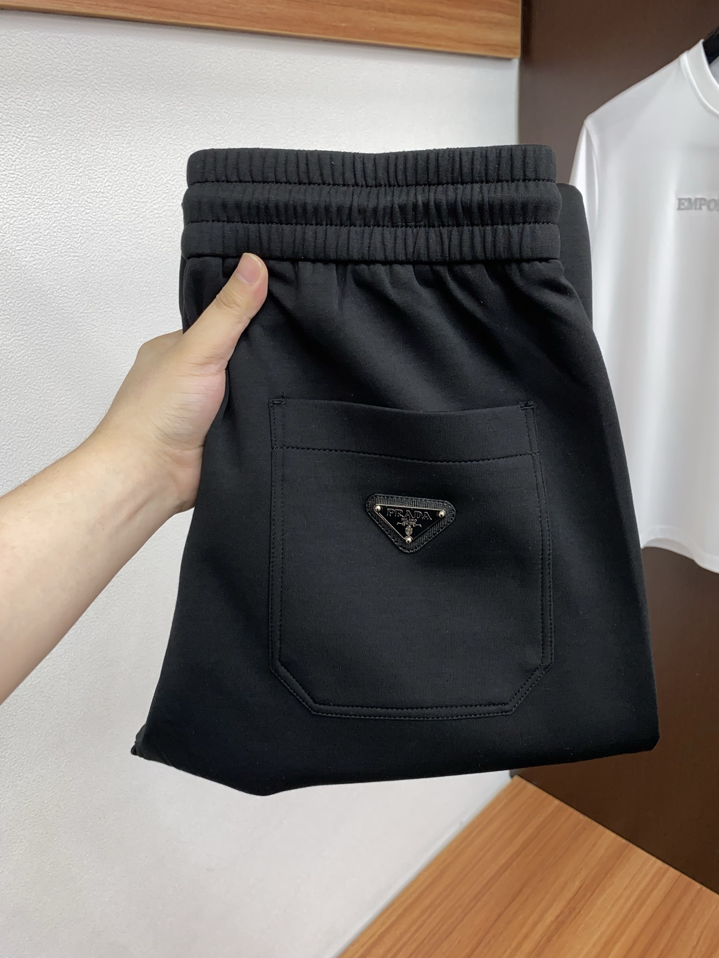 。🩵 普拉达 专柜新品同步上市。原单订制高品质时尚休闲裤。超级百搭款。独家定制面料，手感细腻柔软，贴身舒