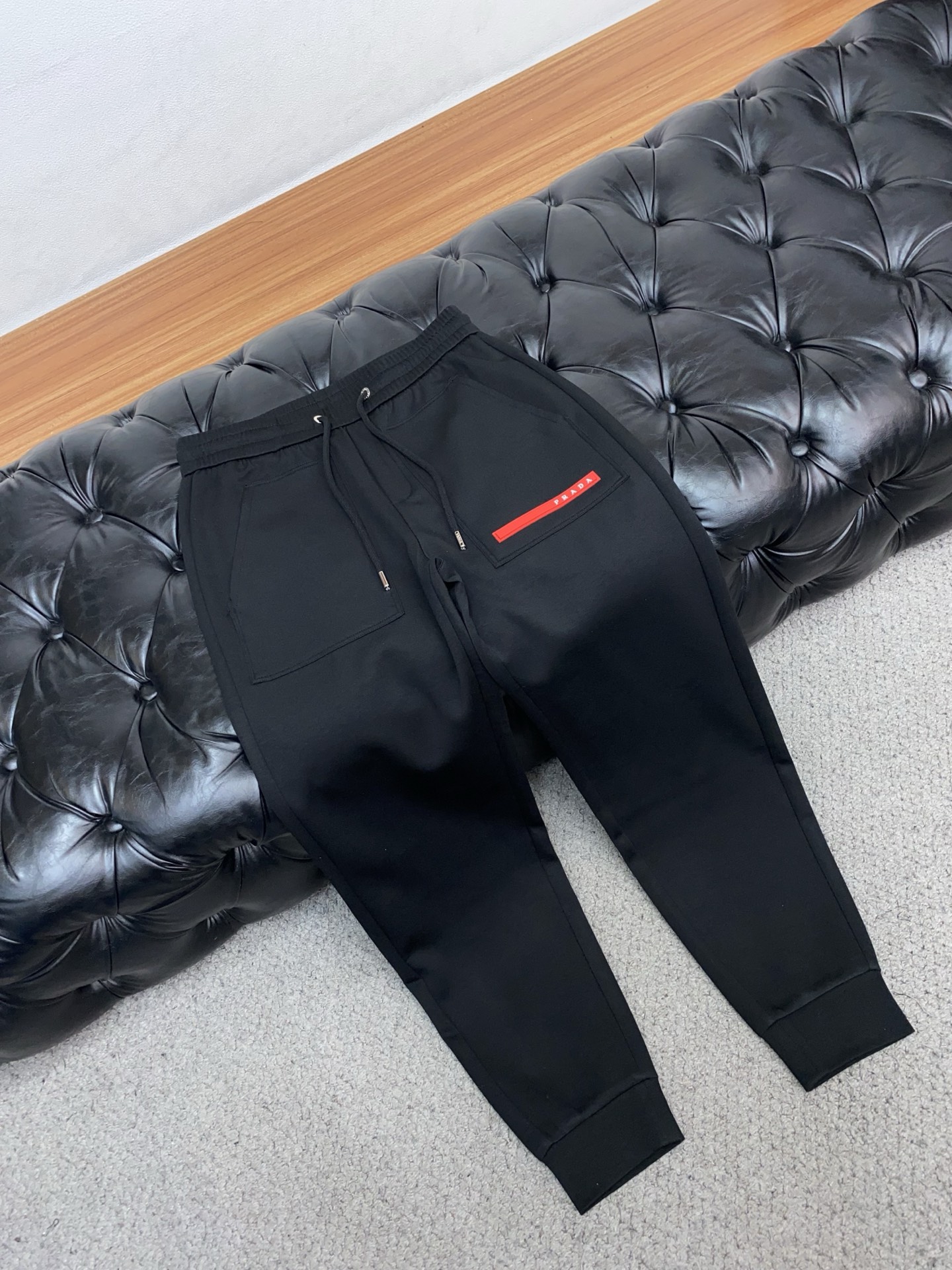 。🩵 普拉达 专柜新品同步上市。原单订制高品质时尚休闲裤。超级百搭款。独家定制面料，手感细腻柔软，贴身舒