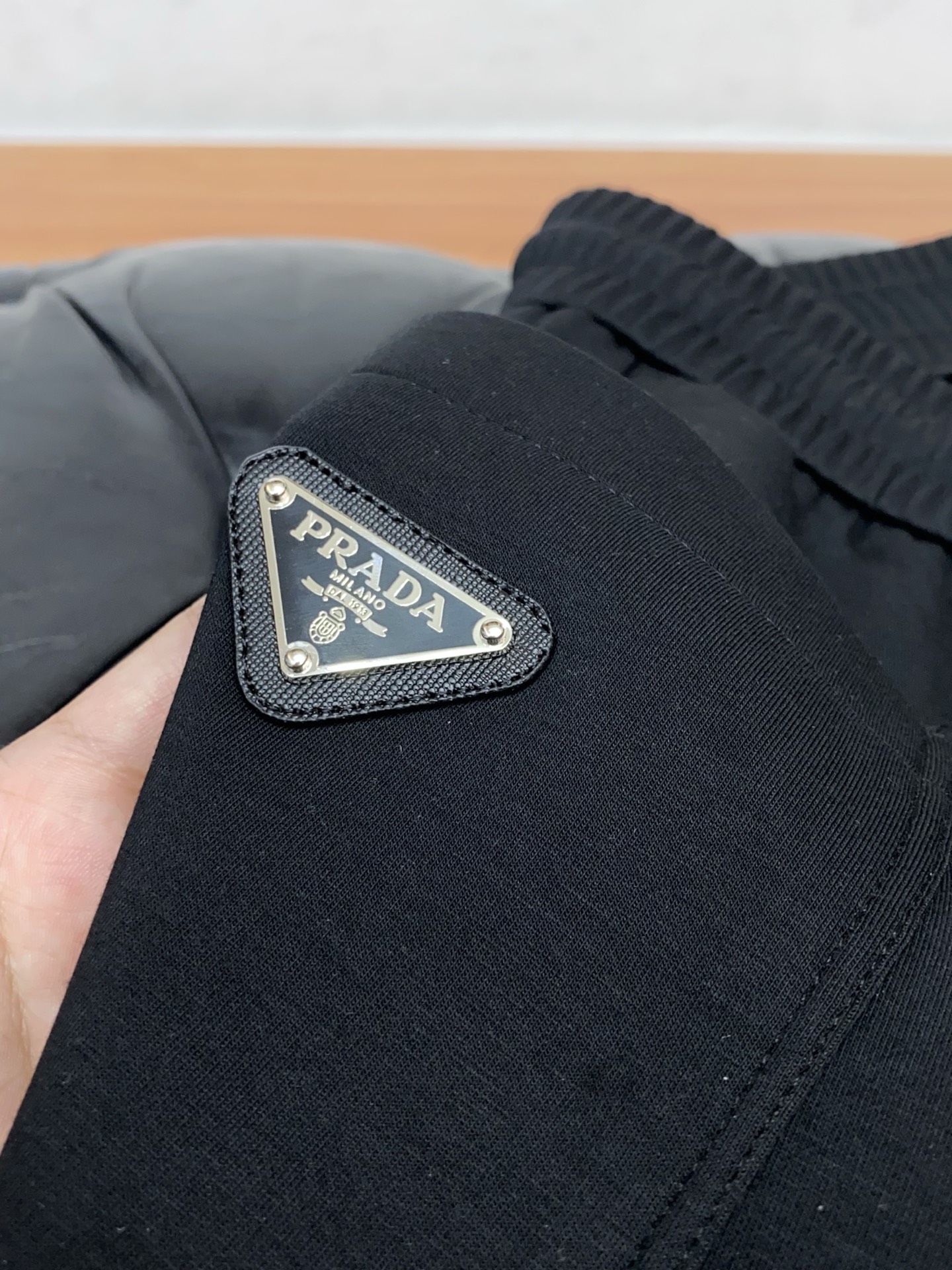 。🩵 普拉达 专柜新品同步上市。原单订制高品质时尚休闲裤。超级百搭款。独家定制面料，手感细腻柔软，贴身舒