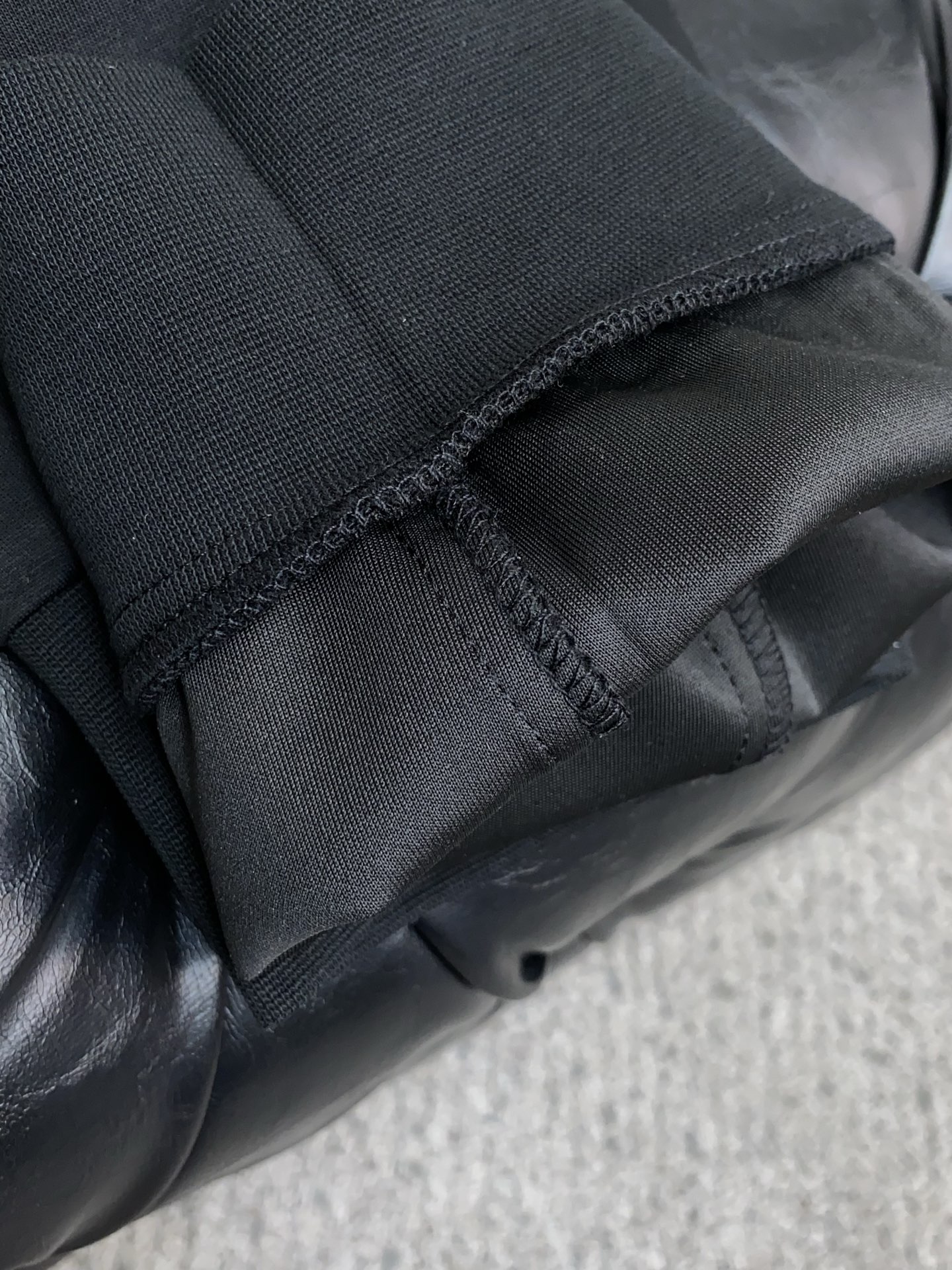 。🩵 普拉达 专柜新品同步上市。原单订制高品质时尚休闲裤。超级百搭款。独家定制面料，手感细腻柔软，贴身舒