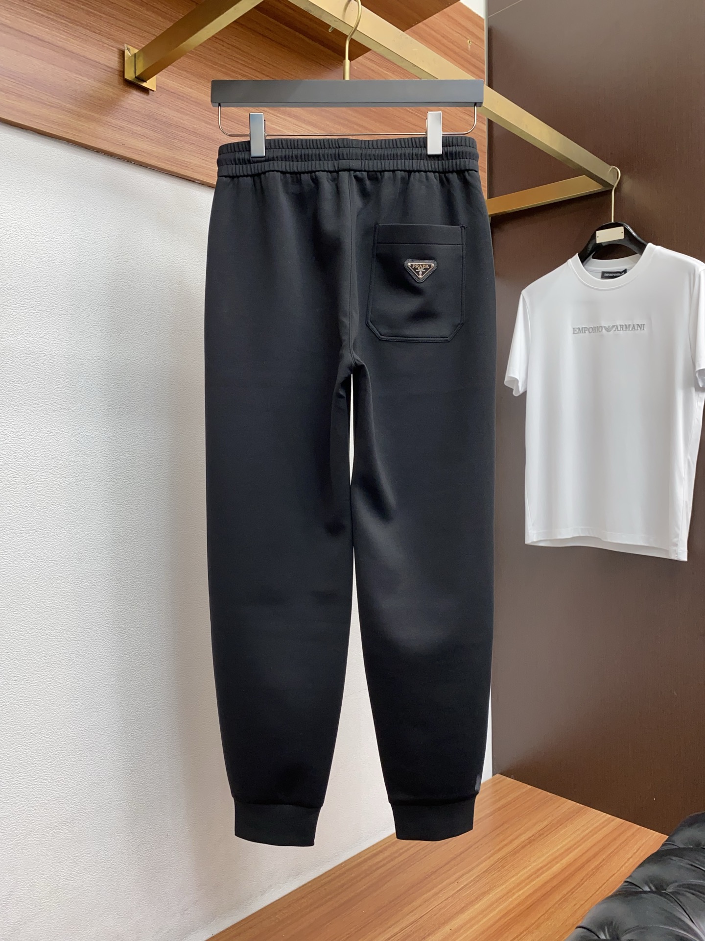 。🩵 普拉达 专柜新品同步上市。原单订制高品质时尚休闲裤。超级百搭款。独家定制面料，手感细腻柔软，贴身舒