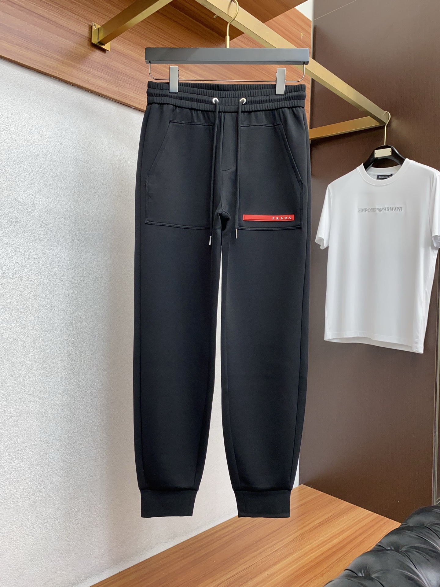 。🩵 普拉达 专柜新品同步上市。原单订制高品质时尚休闲裤。超级百搭款。独家定制面料，手感细腻柔软，贴身舒