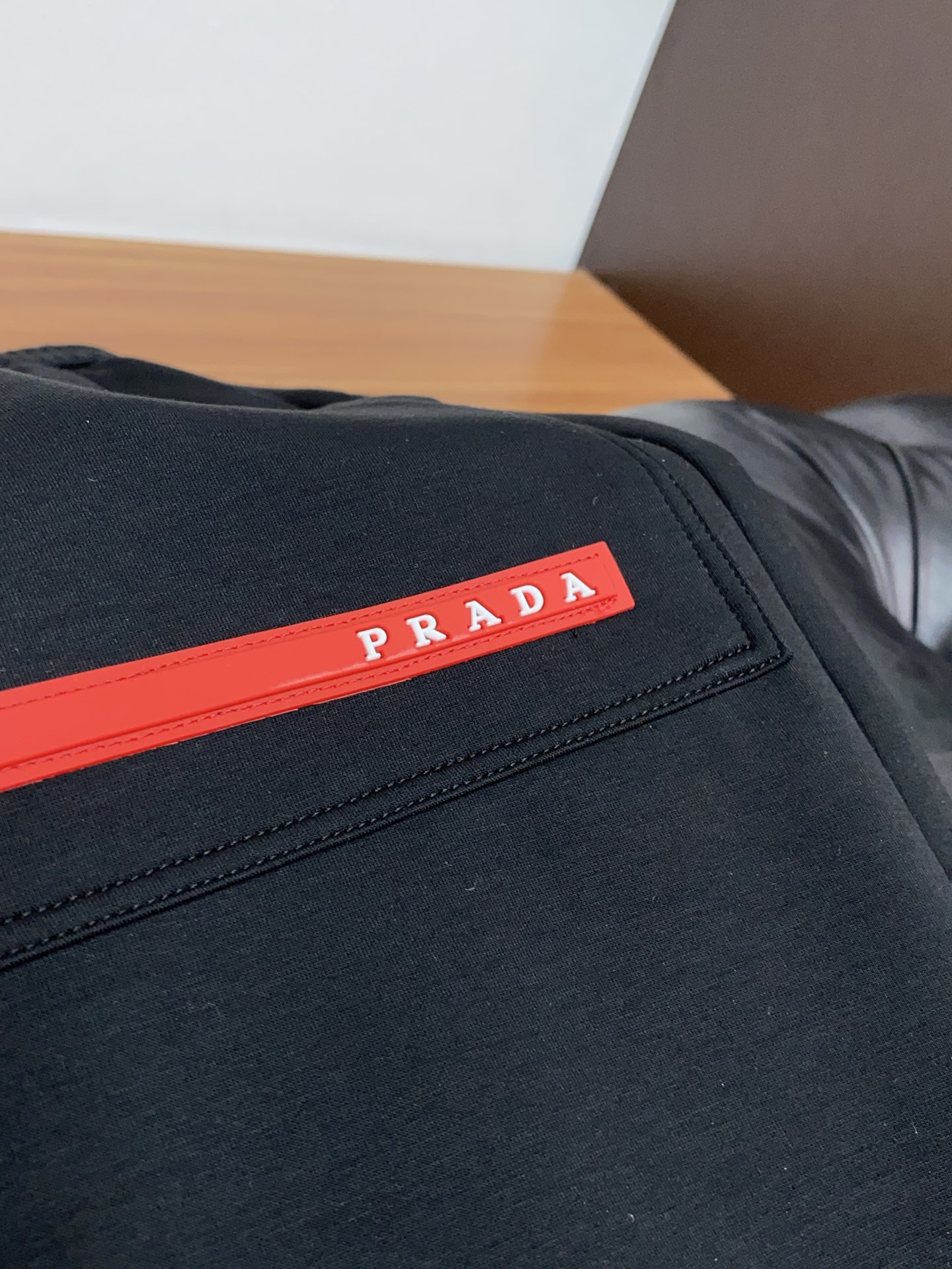 。🩵 普拉达 专柜新品同步上市。原单订制高品质时尚休闲裤。超级百搭款。独家定制面料，手感细腻柔软，贴身舒