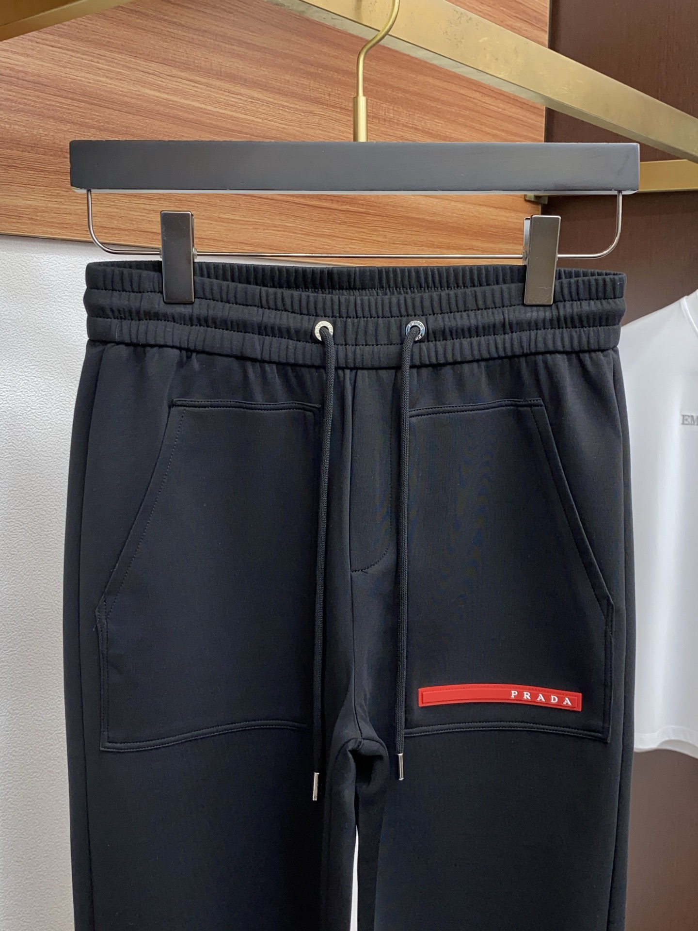 。🩵 普拉达 专柜新品同步上市。原单订制高品质时尚休闲裤。超级百搭款。独家定制面料，手感细腻柔软，贴身舒