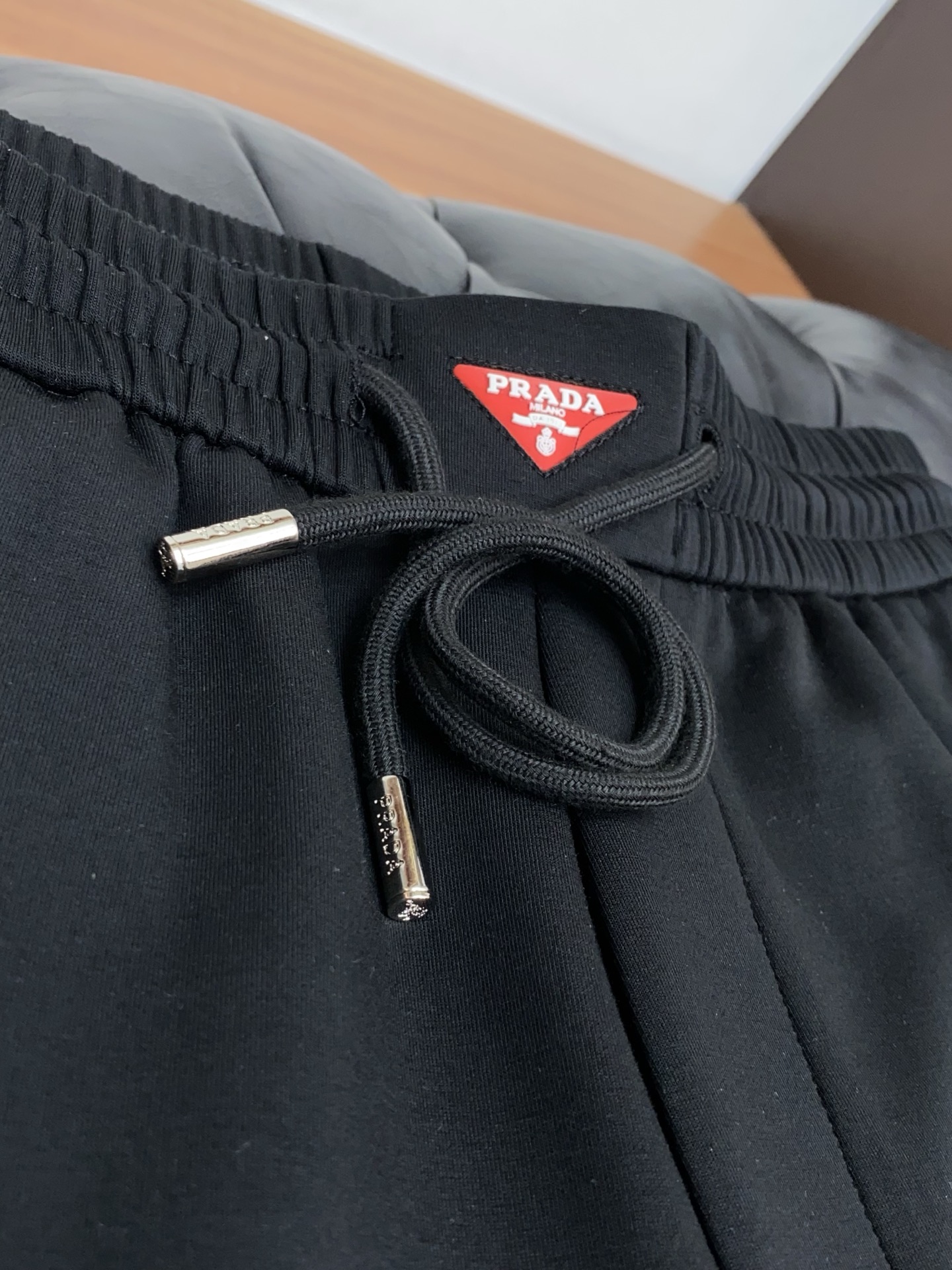。🩵普拉达 专柜新品同步上市。原单订制高品质时尚休闲裤。超级百搭款。独家定制面料，手感细腻柔软，贴身舒适