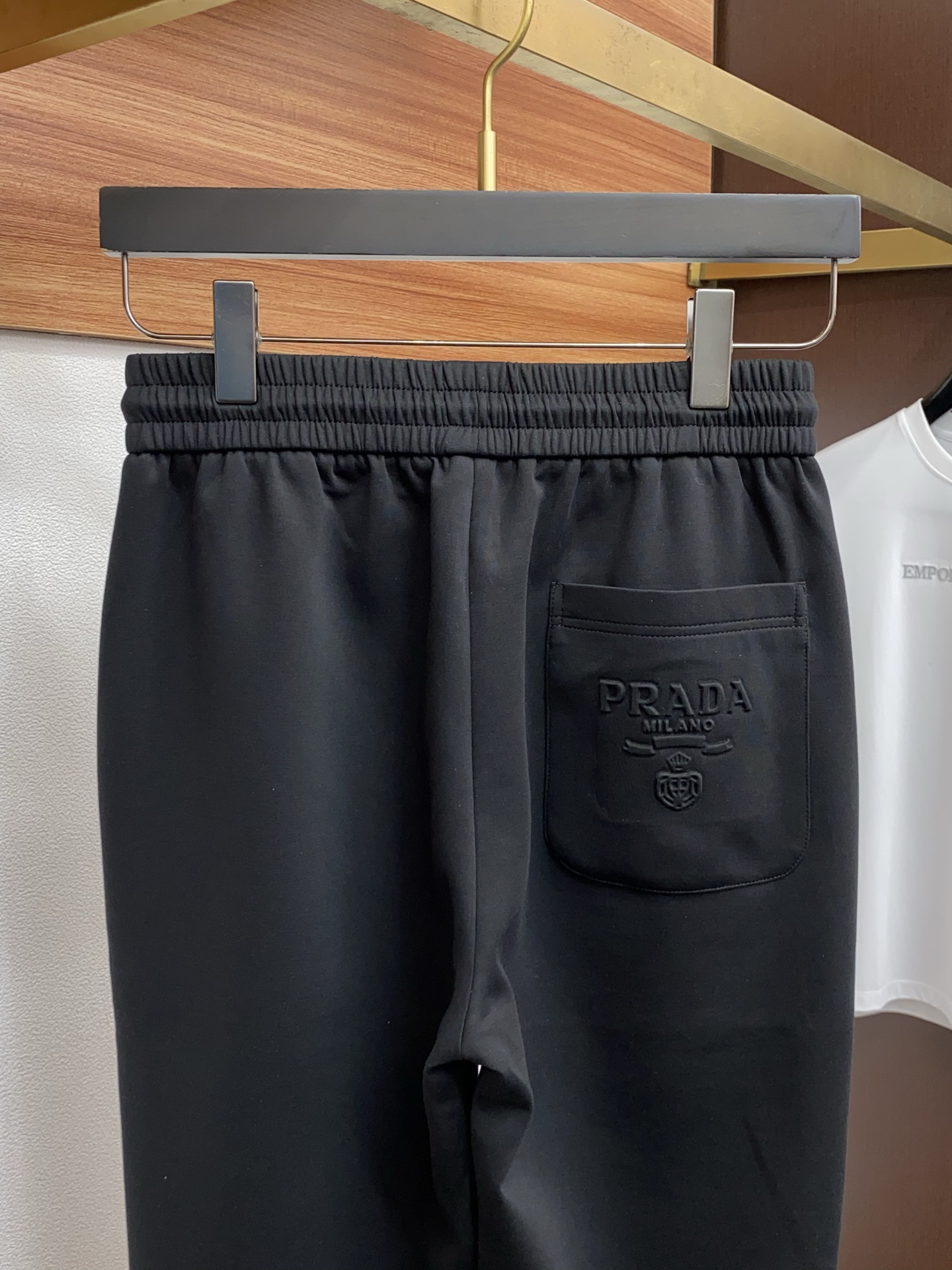 。🩵普拉达 专柜新品同步上市。原单订制高品质时尚休闲裤。超级百搭款。独家定制面料，手感细腻柔软，贴身舒适