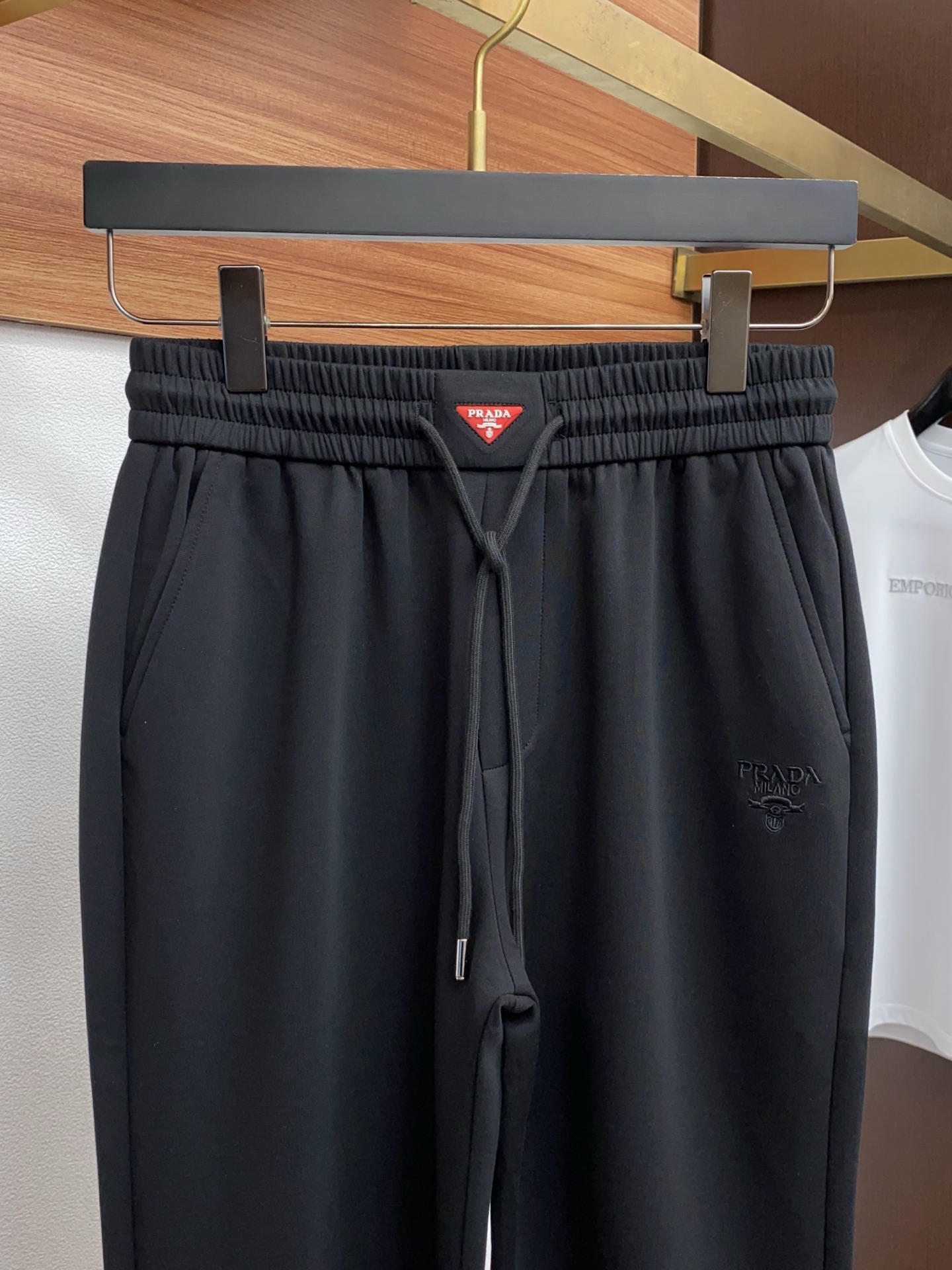 。🩵普拉达 专柜新品同步上市。原单订制高品质时尚休闲裤。超级百搭款。独家定制面料，手感细腻柔软，贴身舒适