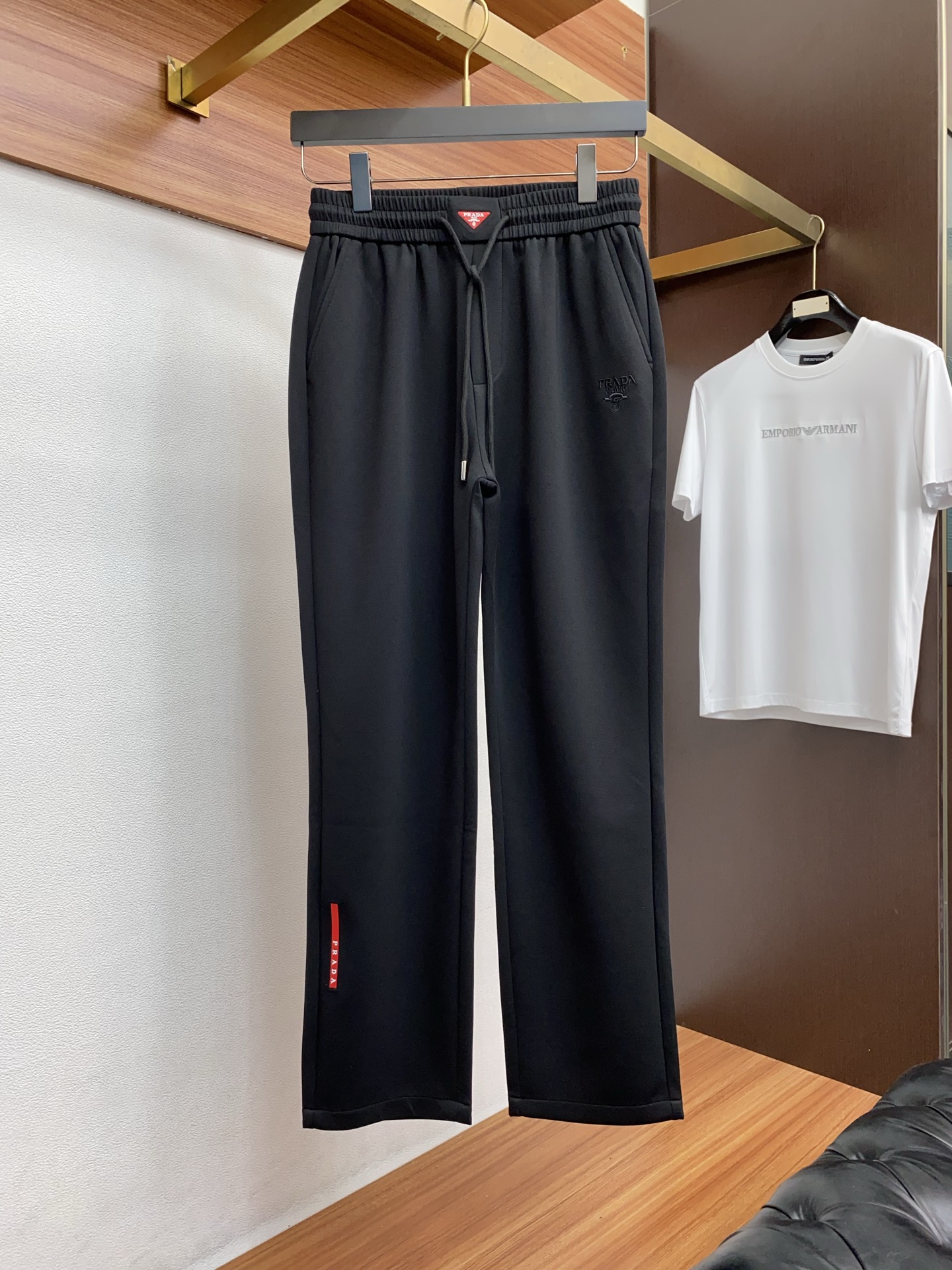 。🩵普拉达 专柜新品同步上市。原单订制高品质时尚休闲裤。超级百搭款。独家定制面料，手感细腻柔软，贴身舒适