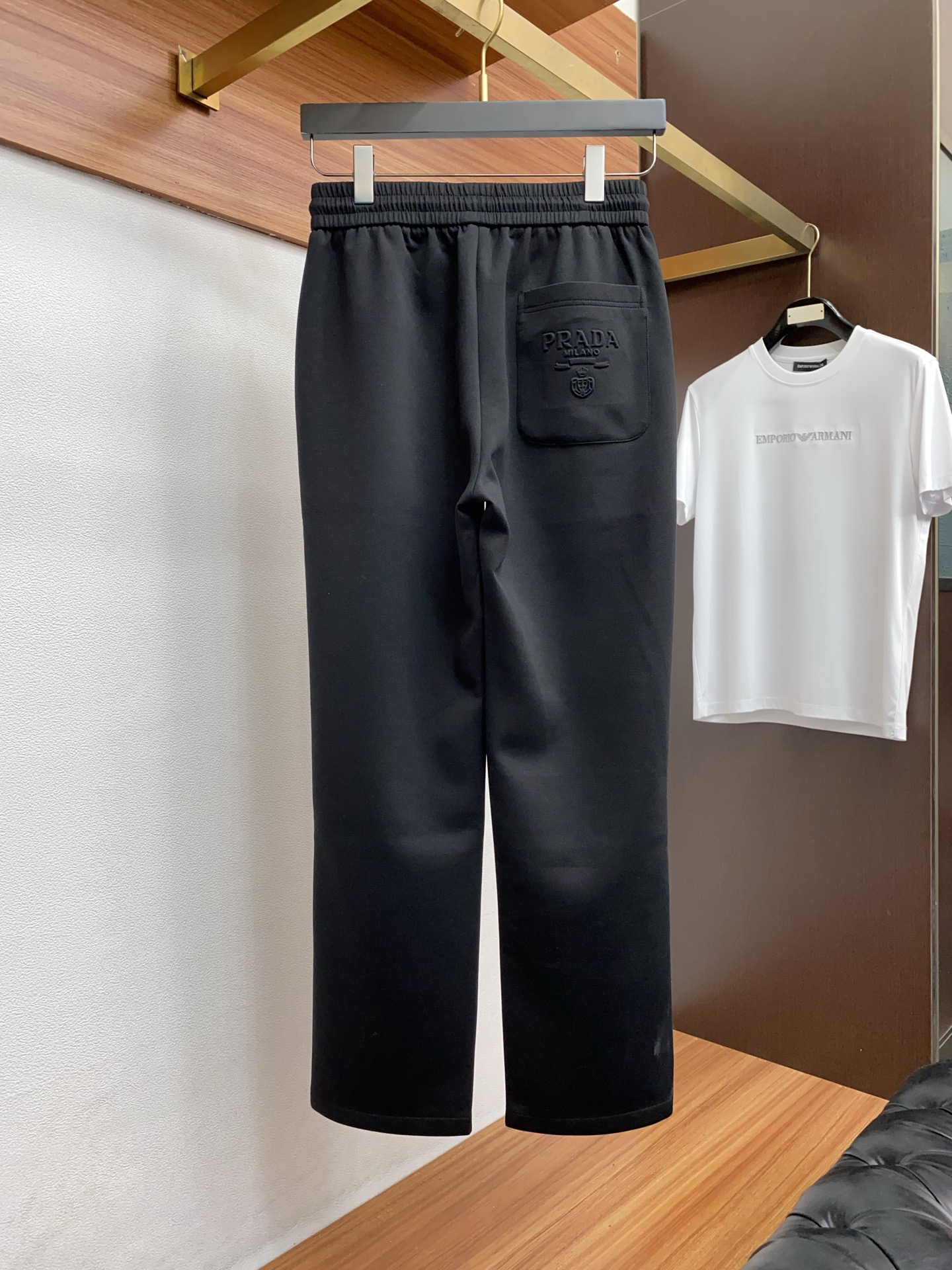 。🩵普拉达 专柜新品同步上市。原单订制高品质时尚休闲裤。超级百搭款。独家定制面料，手感细腻柔软，贴身舒适