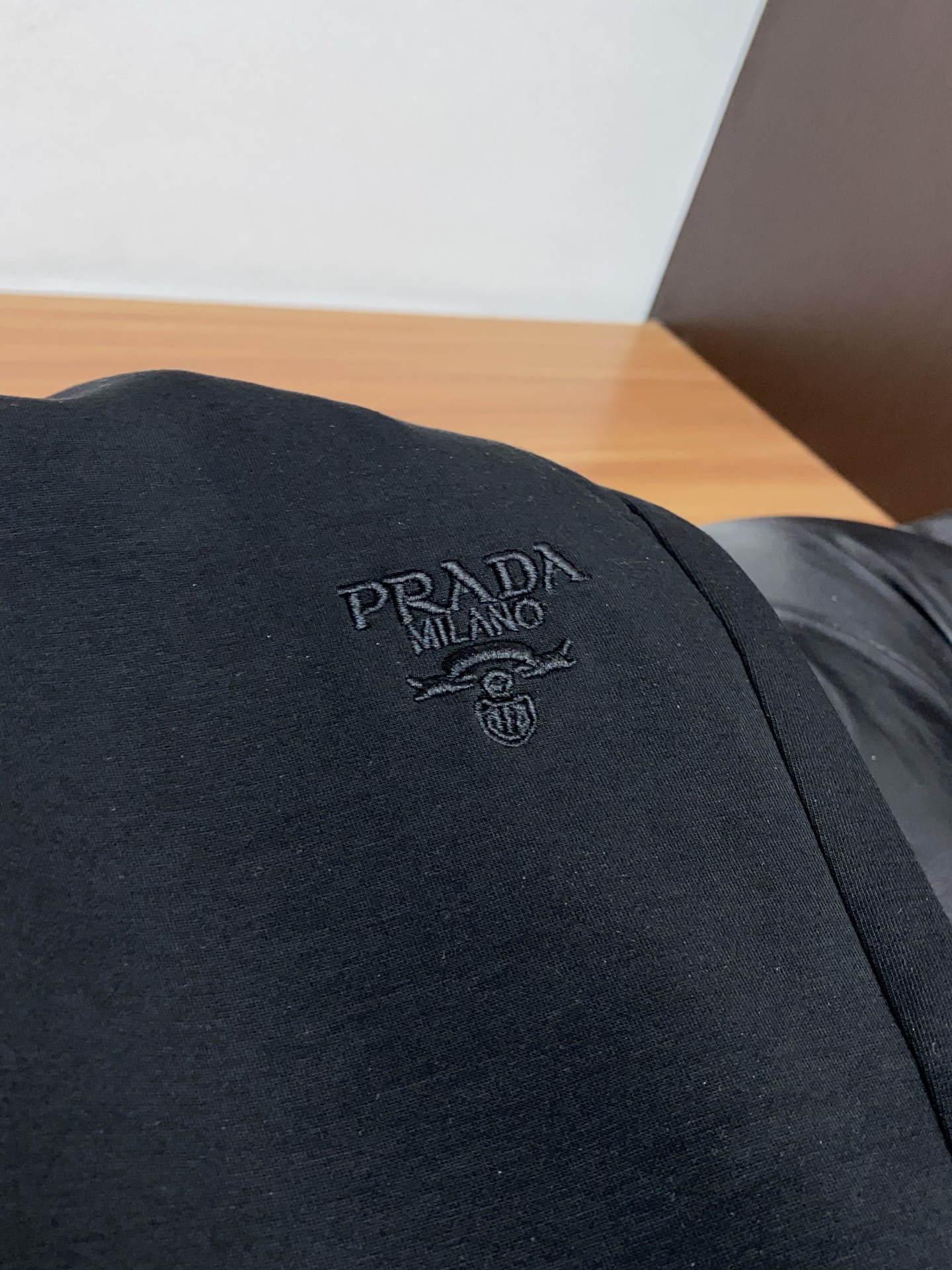 。🩵普拉达 专柜新品同步上市。原单订制高品质时尚休闲裤。超级百搭款。独家定制面料，手感细腻柔软，贴身舒适