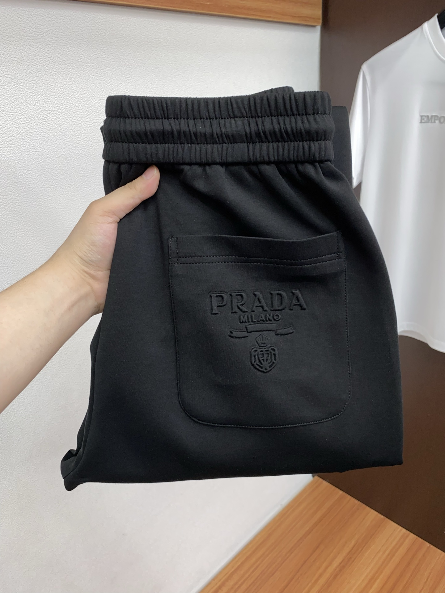 。🩵普拉达 专柜新品同步上市。原单订制高品质时尚休闲裤。超级百搭款。独家定制面料，手感细腻柔软，贴身舒适