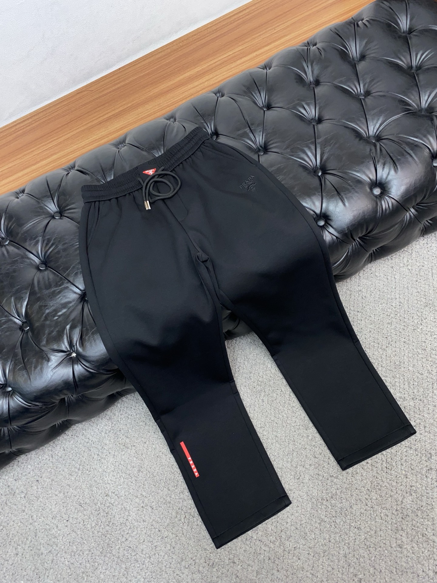 。🩵普拉达 专柜新品同步上市。原单订制高品质时尚休闲裤。超级百搭款。独家定制面料，手感细腻柔软，贴身舒适