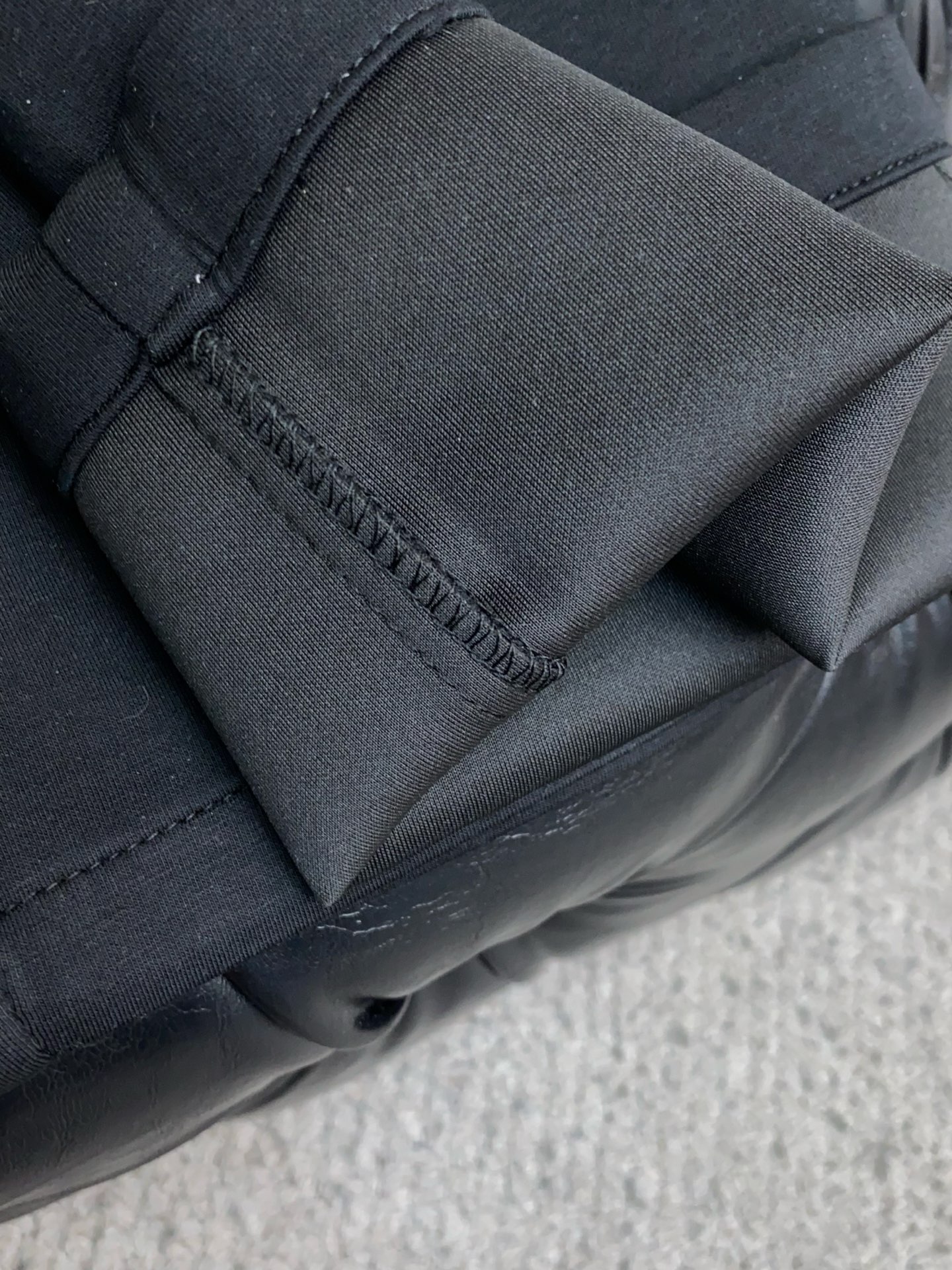 。🩵普拉达 专柜新品同步上市。原单订制高品质时尚休闲裤。超级百搭款。独家定制面料，手感细腻柔软，贴身舒适