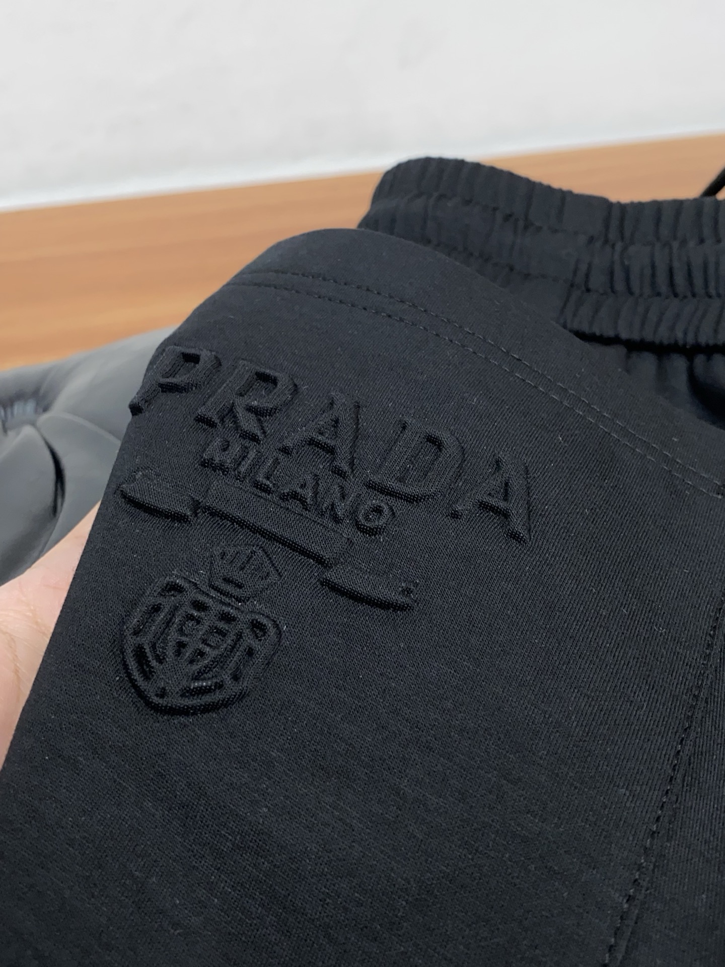 。🩵普拉达 专柜新品同步上市。原单订制高品质时尚休闲裤。超级百搭款。独家定制面料，手感细腻柔软，贴身舒适