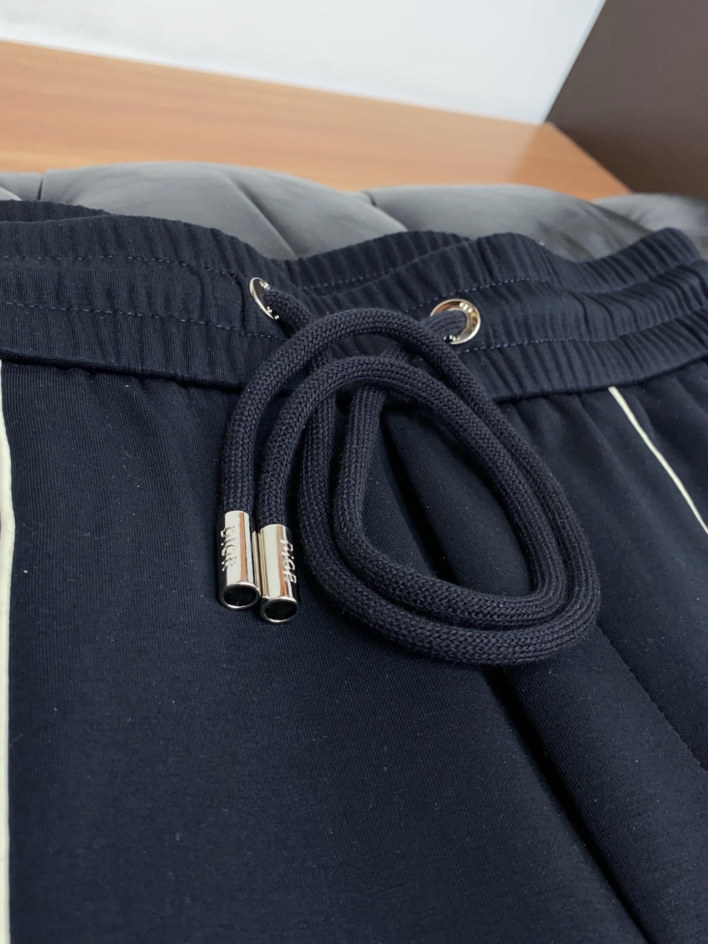 。🩵迪奥 专柜新品同步上市。原单订制高品质时尚休闲裤。超级百搭款。独家定制面料，手感细腻柔软，贴身舒适，