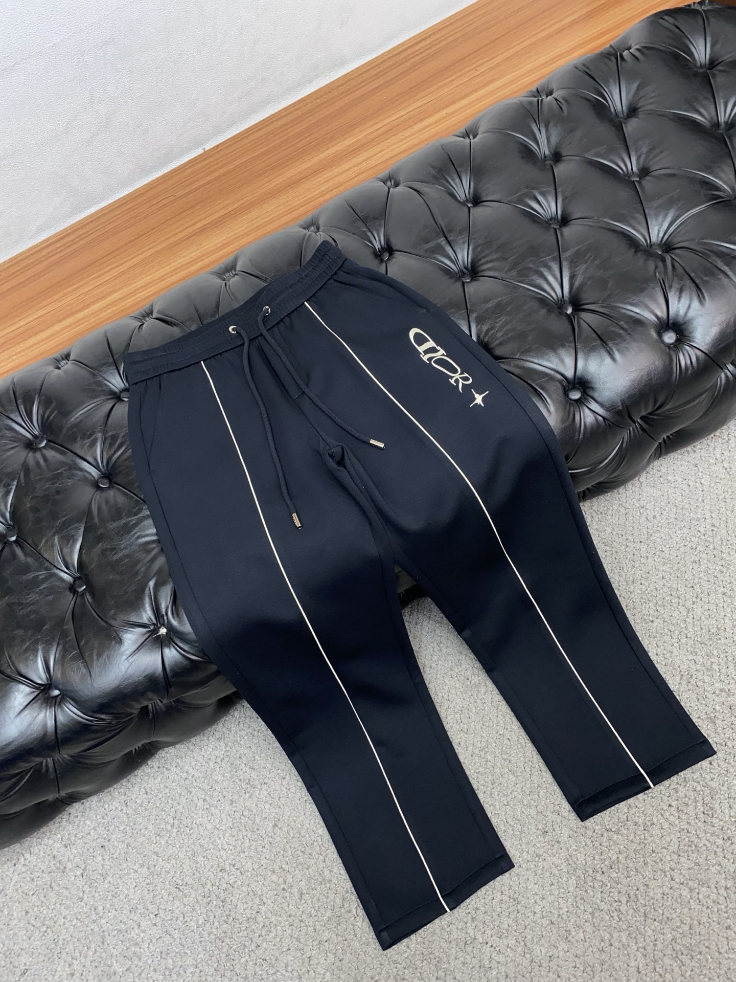 。🩵迪奥 专柜新品同步上市。原单订制高品质时尚休闲裤。超级百搭款。独家定制面料，手感细腻柔软，贴身舒适，