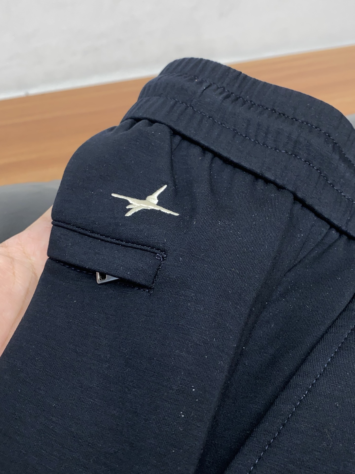 。🩵迪奥 专柜新品同步上市。原单订制高品质时尚休闲裤。超级百搭款。独家定制面料，手感细腻柔软，贴身舒适，