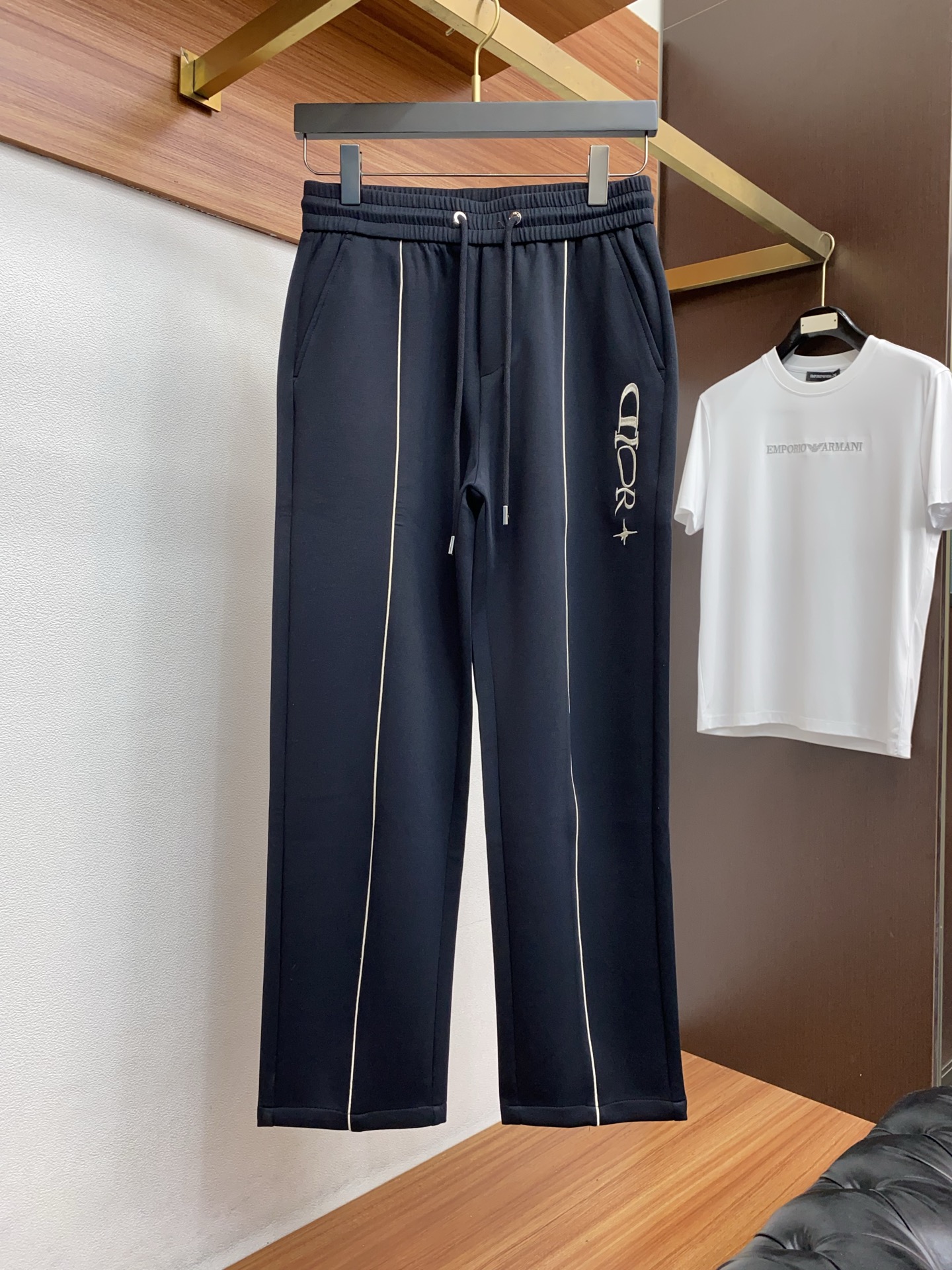 。🩵迪奥 专柜新品同步上市。原单订制高品质时尚休闲裤。超级百搭款。独家定制面料，手感细腻柔软，贴身舒适，