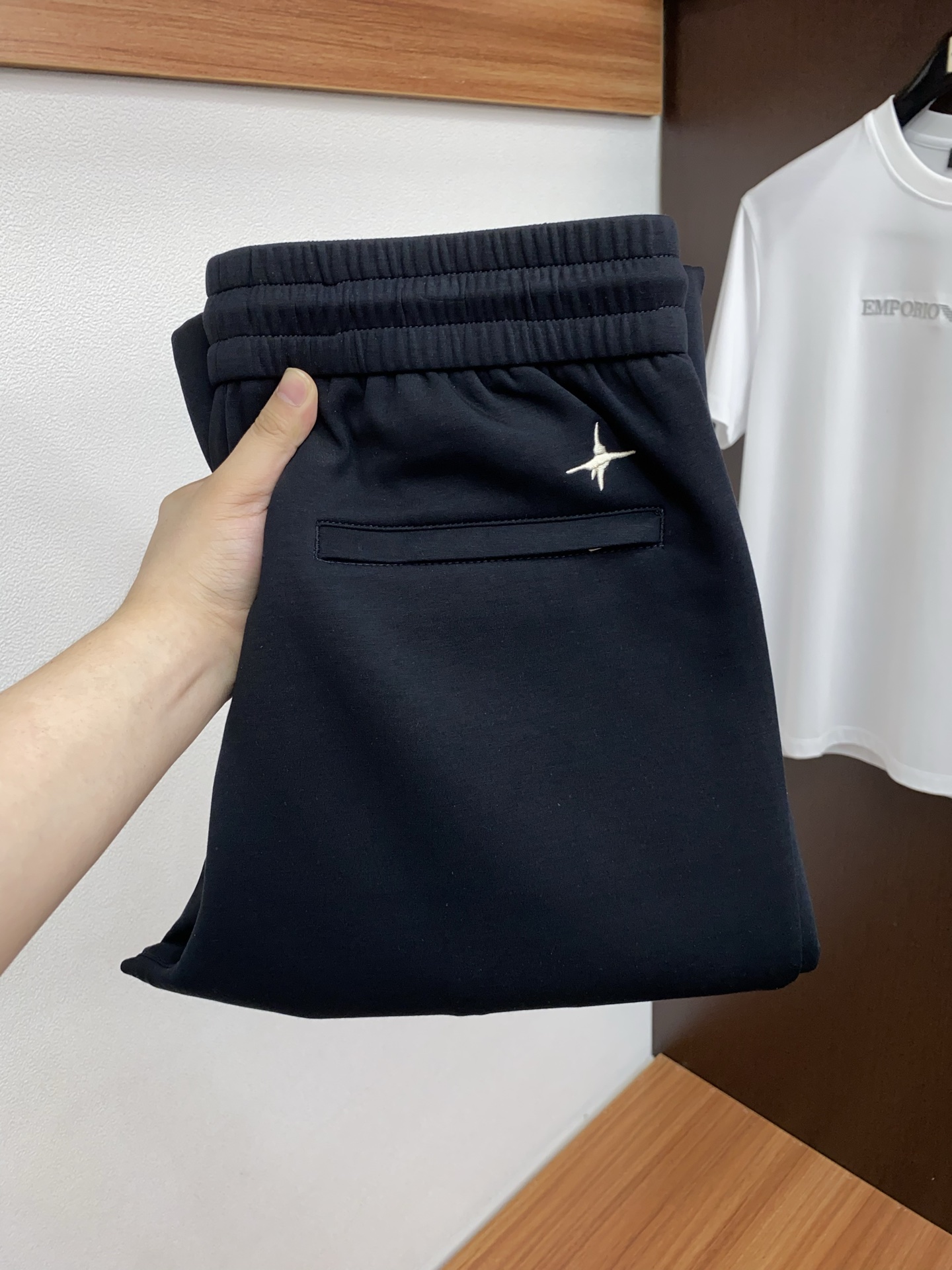 。🩵迪奥 专柜新品同步上市。原单订制高品质时尚休闲裤。超级百搭款。独家定制面料，手感细腻柔软，贴身舒适，