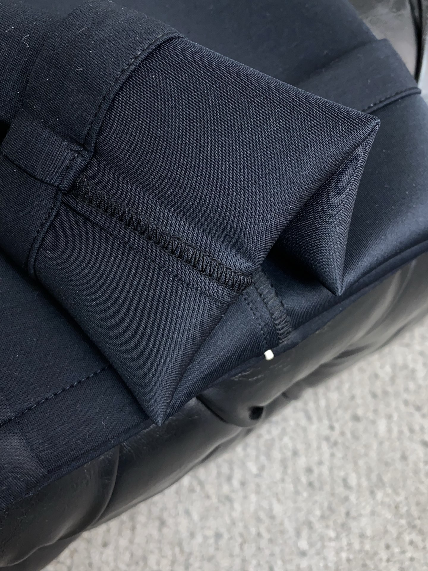 。🩵迪奥 专柜新品同步上市。原单订制高品质时尚休闲裤。超级百搭款。独家定制面料，手感细腻柔软，贴身舒适，