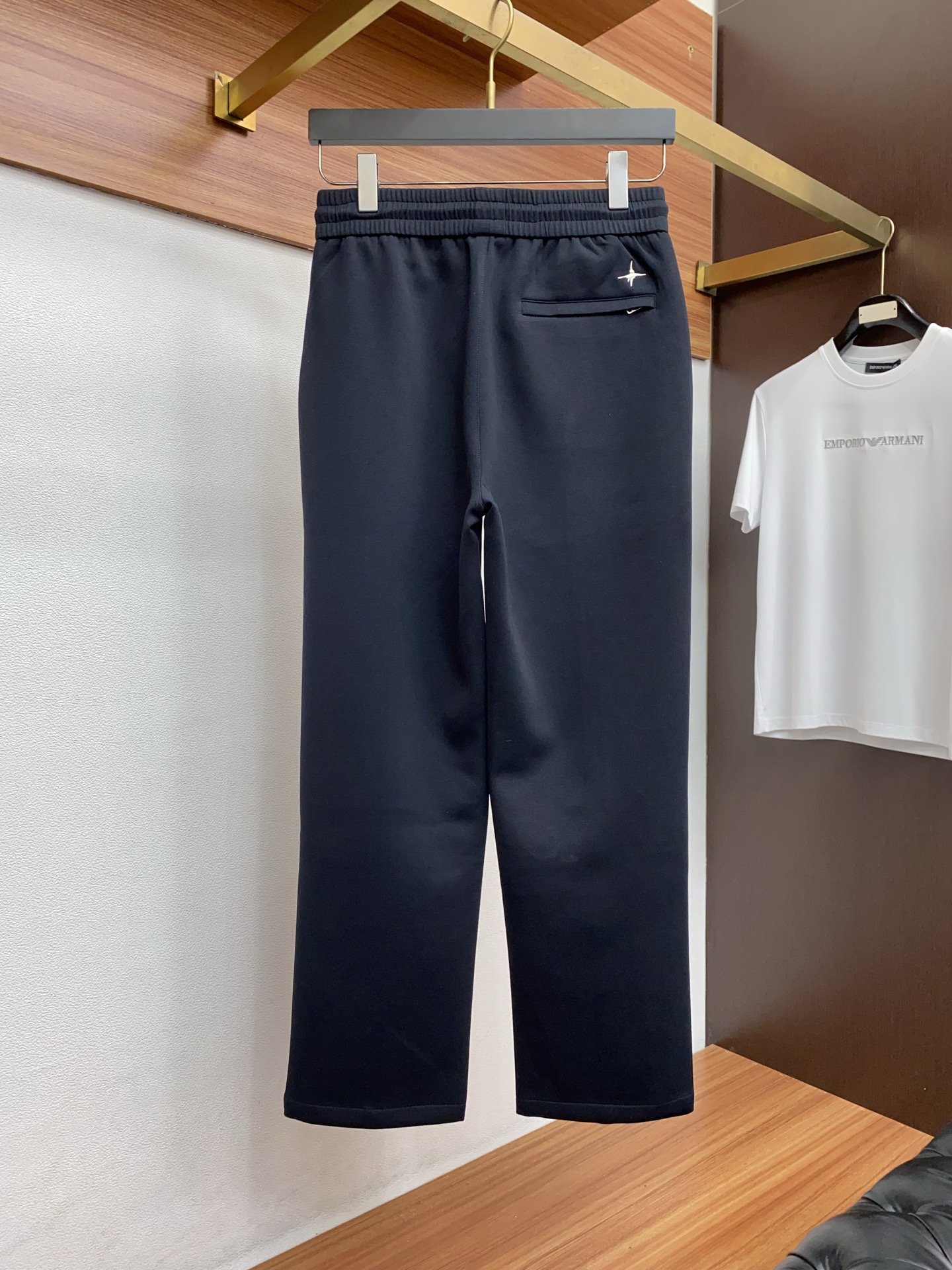 。🩵迪奥 专柜新品同步上市。原单订制高品质时尚休闲裤。超级百搭款。独家定制面料，手感细腻柔软，贴身舒适，