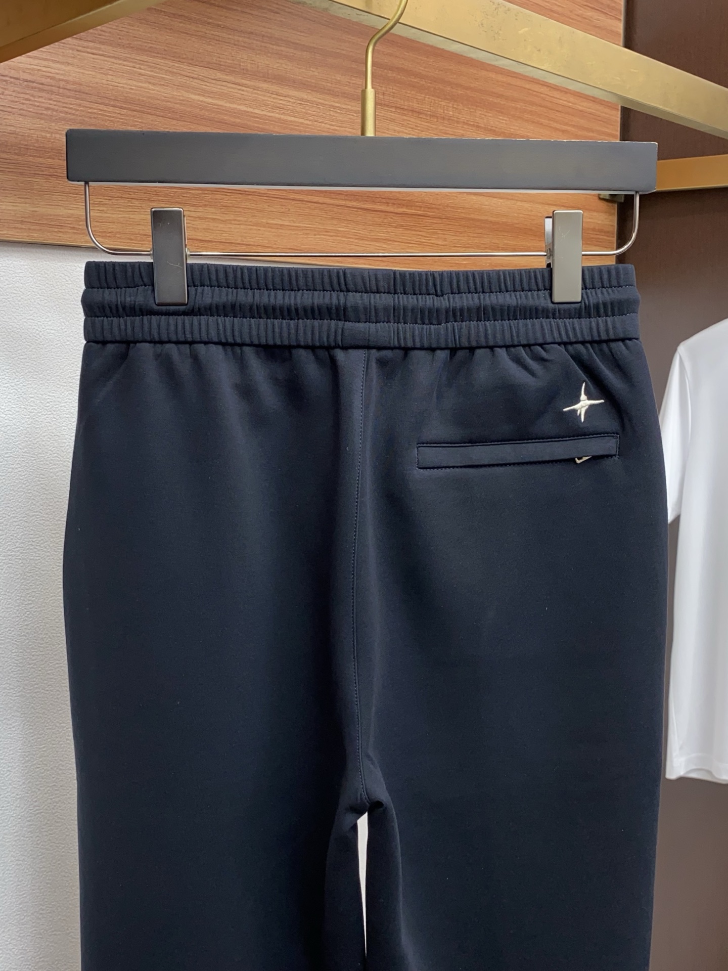 。🩵迪奥 专柜新品同步上市。原单订制高品质时尚休闲裤。超级百搭款。独家定制面料，手感细腻柔软，贴身舒适，