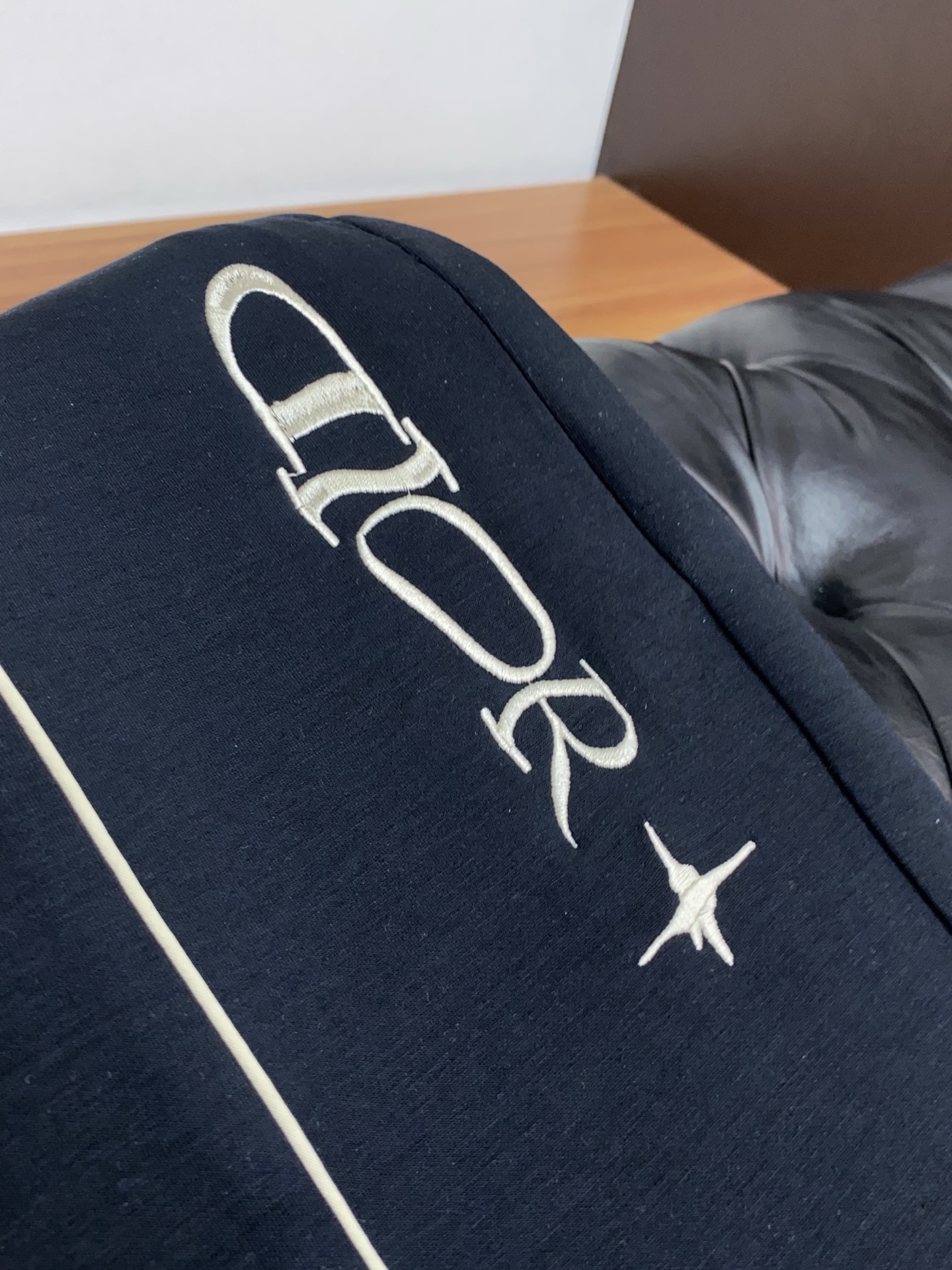 。🩵迪奥 专柜新品同步上市。原单订制高品质时尚休闲裤。超级百搭款。独家定制面料，手感细腻柔软，贴身舒适，