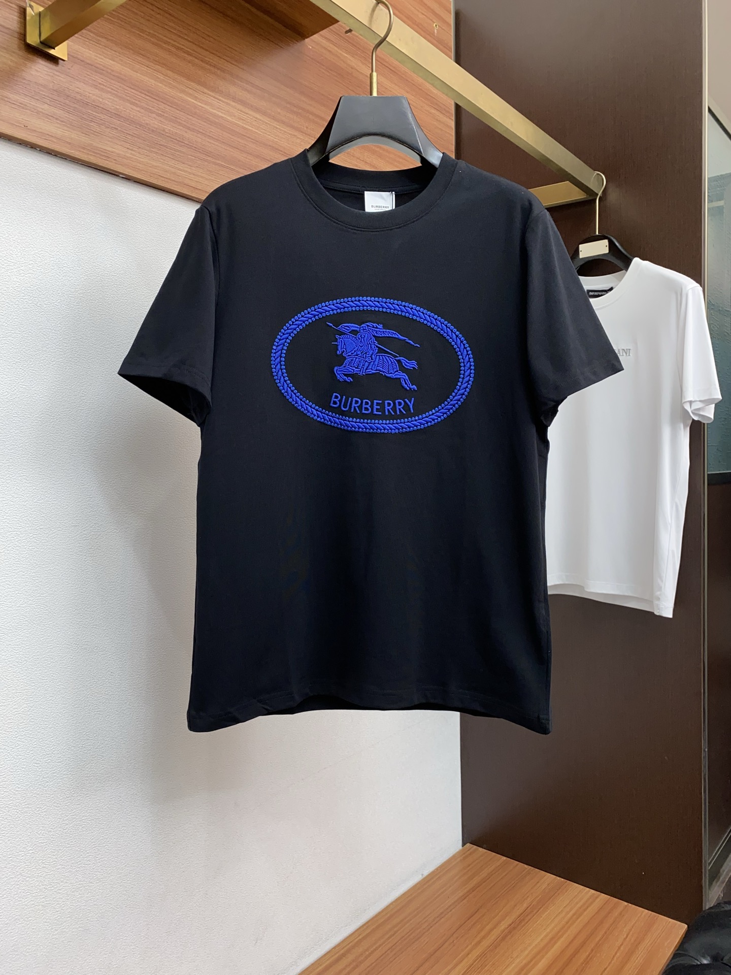 버버리 2026SS 자수 코튼 라운드넥 반팔 티셔츠 남성 1585 Burberry T Shirt