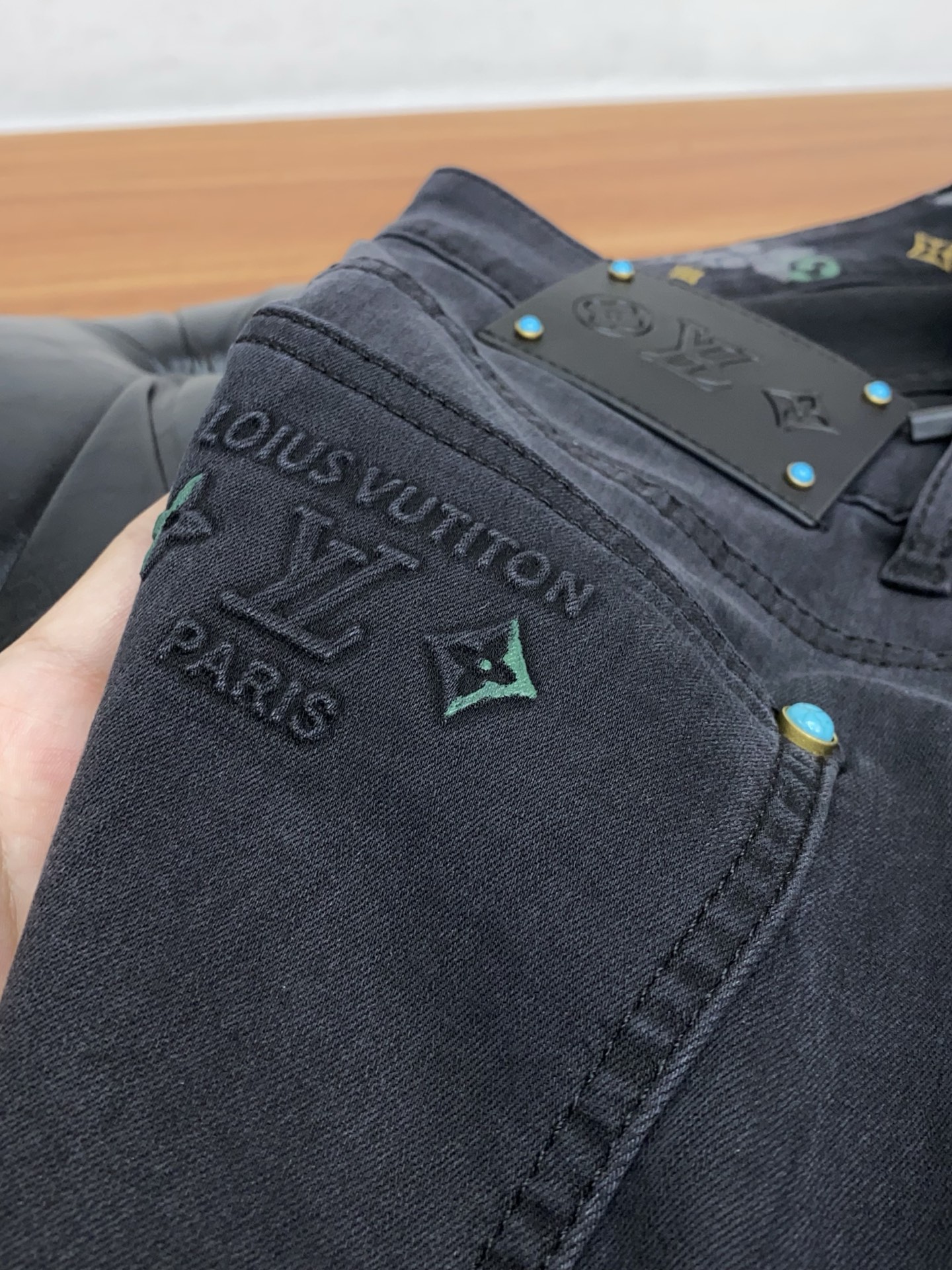 🌾 1v路易威登 高端定制、2026早春最新款牛仔裤 柜台同步发售 原版定制复刻 客供五金辅料 原单品质